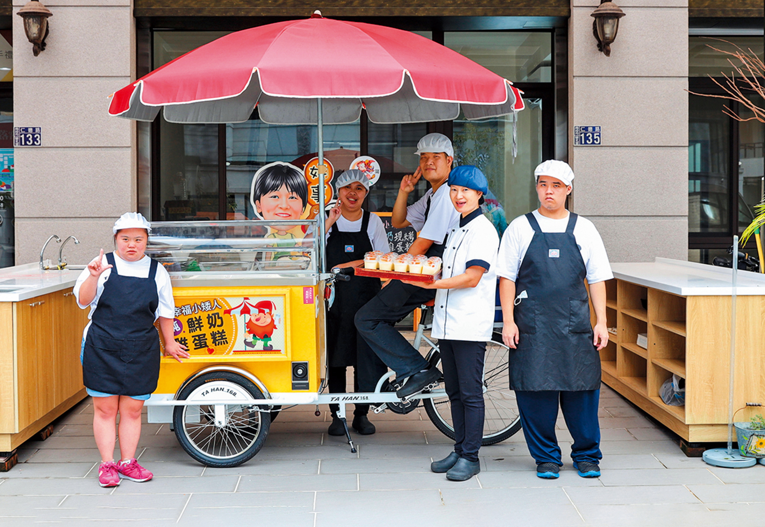 「芬堤思手作烘焙」負責人姜林秀與「甜心好事朵朵開」合作，用烘焙幫助身心障礙者學會一技之長。