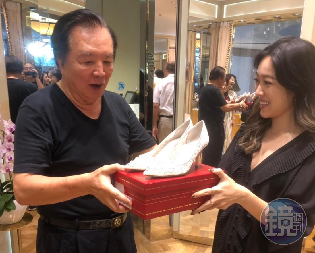 RENE CAOVILLA台灣代理商陳亭儒贈送林志玲婚鞋給林繁男。