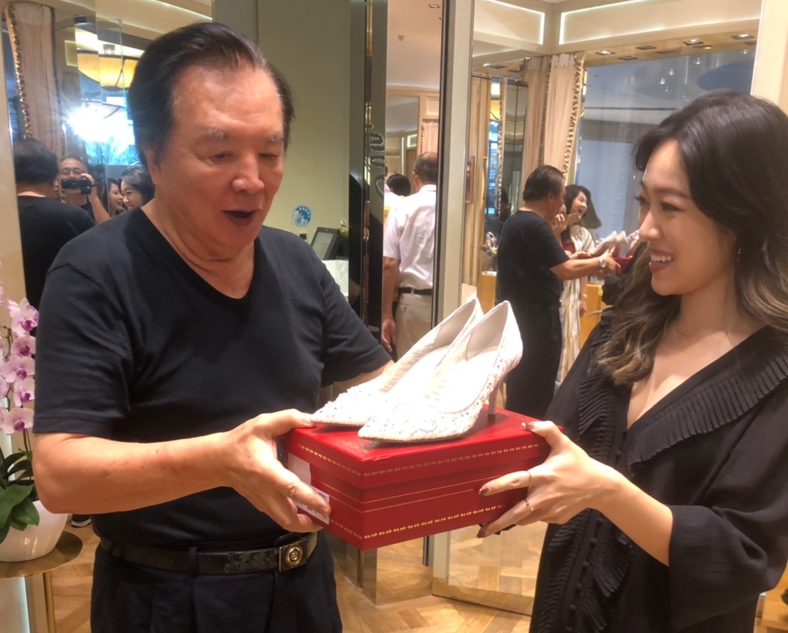 RENE CAOVILLA台灣代理商陳亭儒贈送林志玲婚鞋給林繁男。