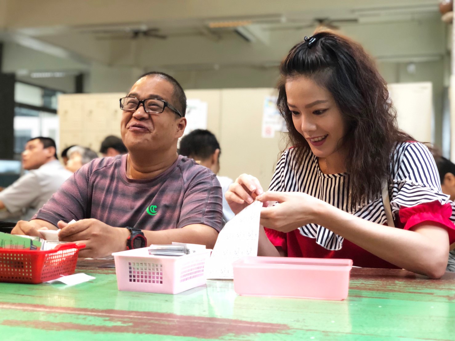 陳翊萱逗趣反撩讓男院生靦腆燦笑。（艾迪昇提供）