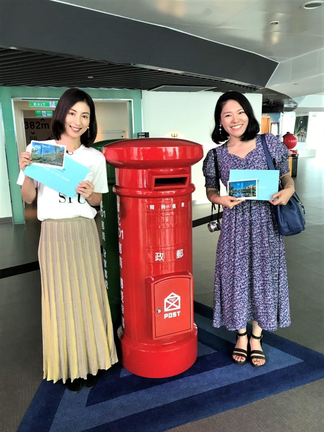 大久保麻梨子與知名日本部落客石井三紀子一起登上台北101觀景平台「SKYLINE 460」。(國興衛視提供)