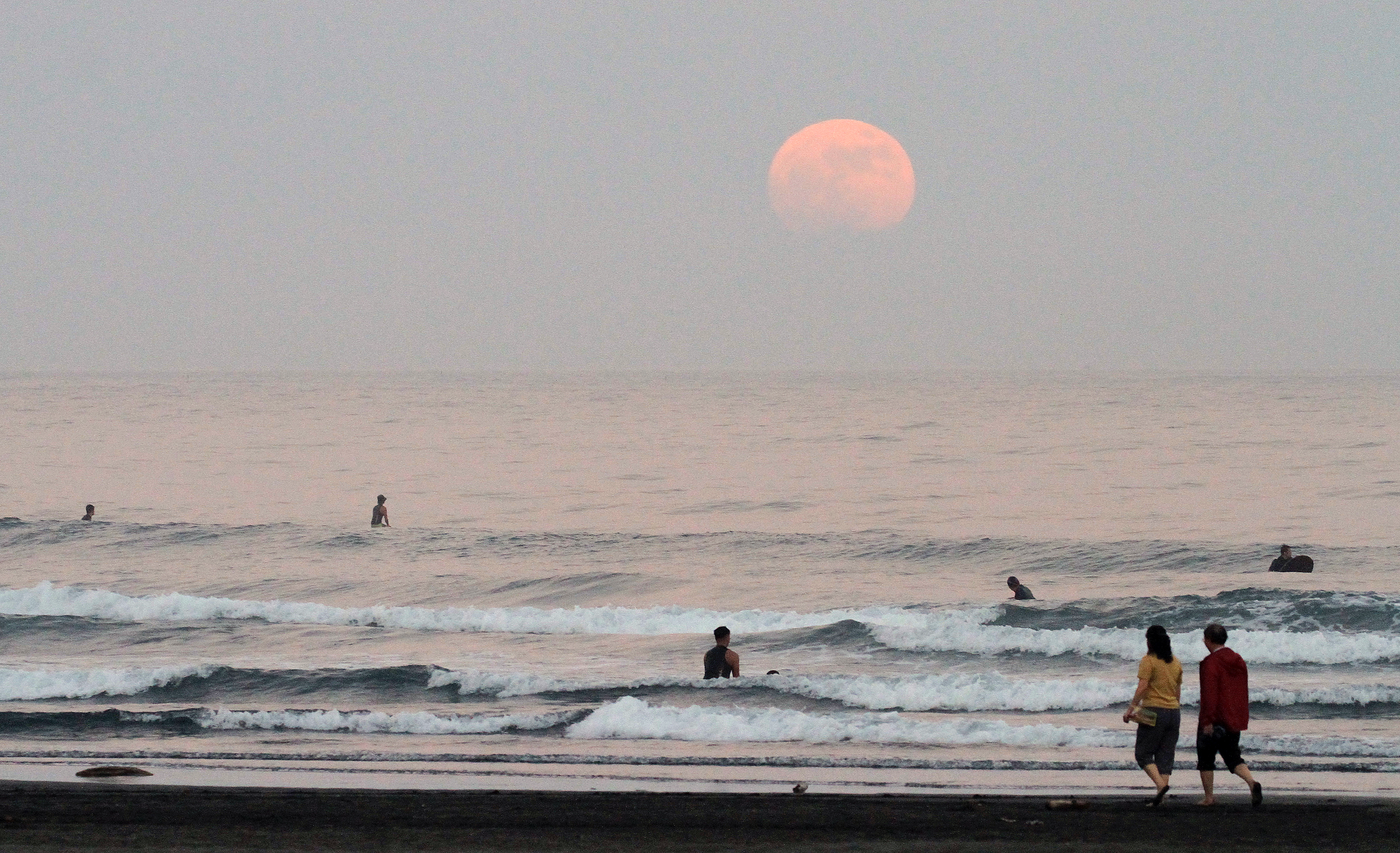 中秋連假天氣穩定，民眾可把握機會賞月。圖為資料照。