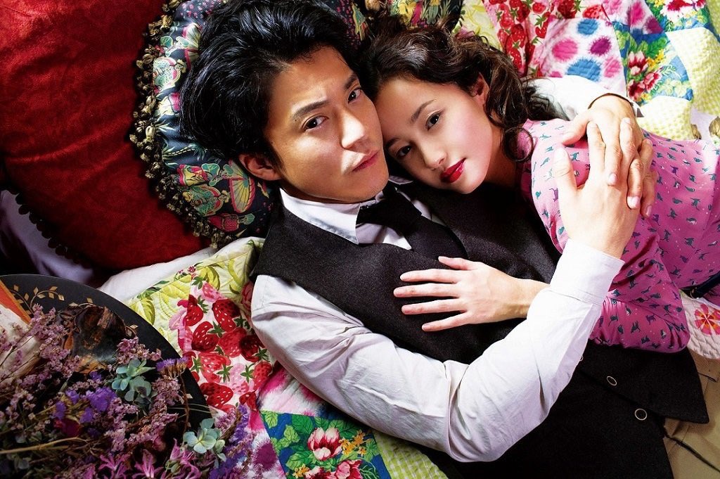 澤尻英龍華在電影《人間失格》裡演出作家太宰治（小栗旬飾）的情婦。（網路圖片）