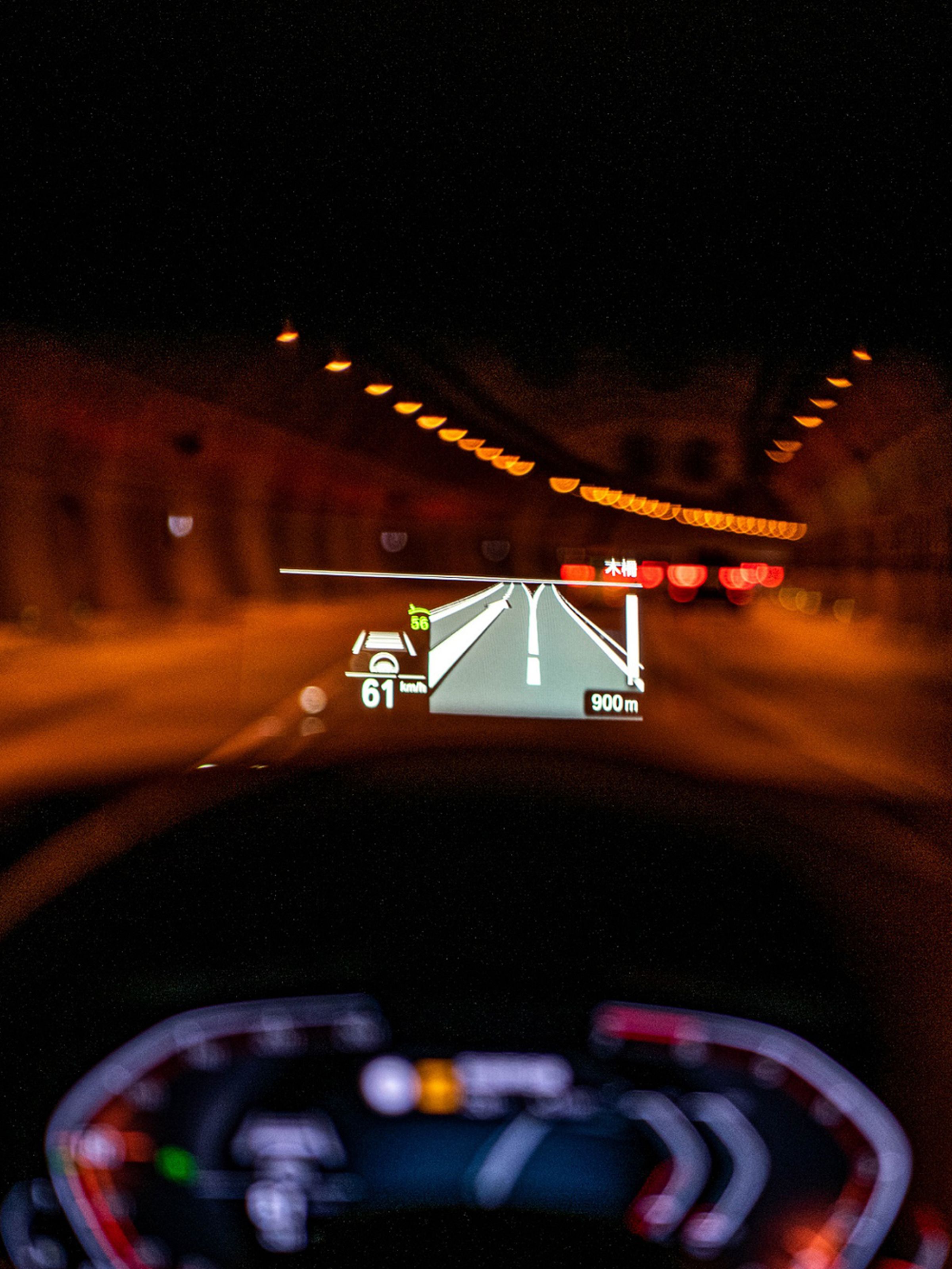 標準配備全彩車況抬頭顯示器，大面積的投影範圍結合導航功能提供更加安全的行車體驗。