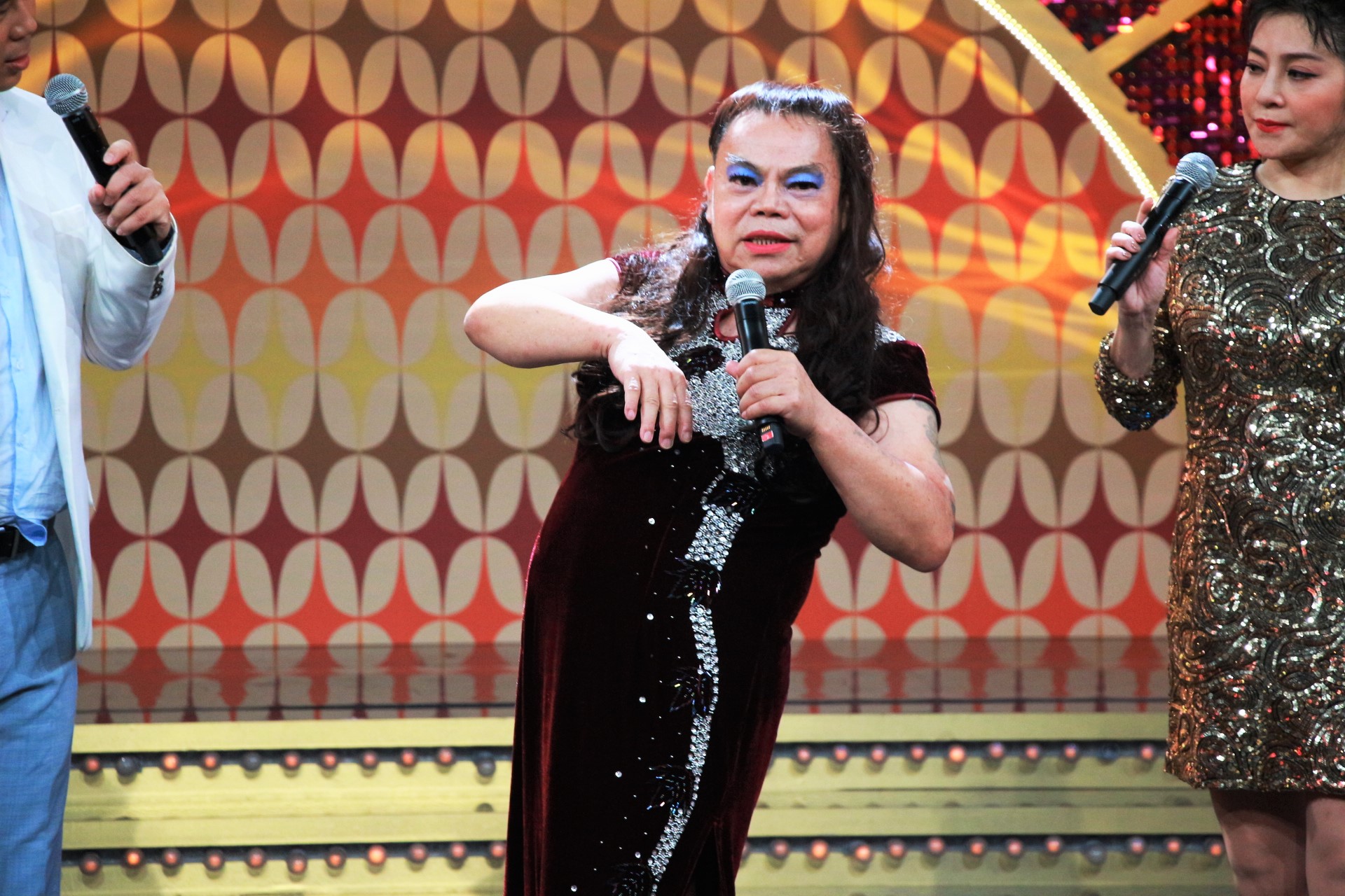 蔡頭（中）日前登上《MUCH金點秀》，自曝當年靠反串賺進上億元。（年代提供）