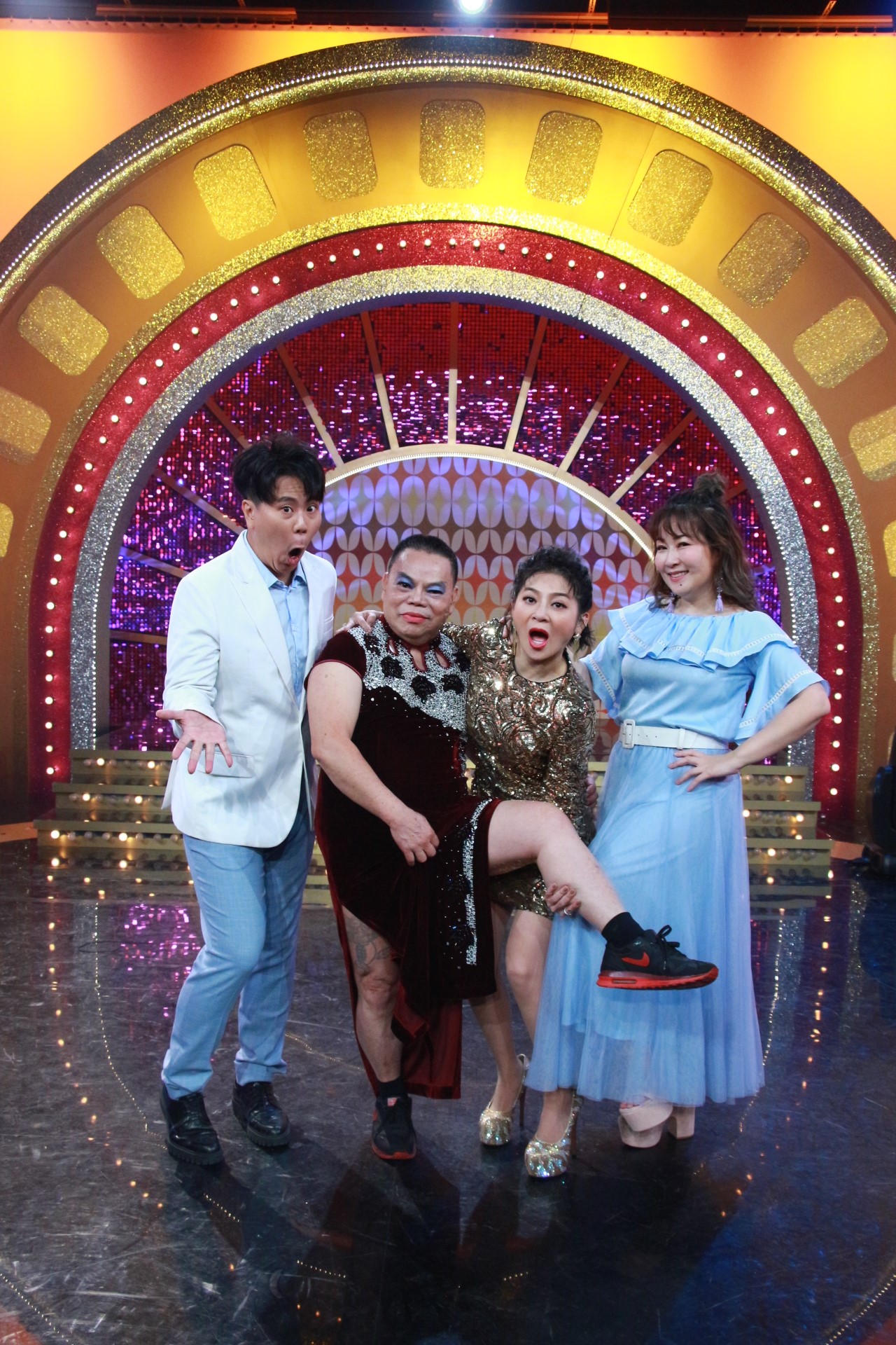 蔡頭（左二）、王彩樺（右二）日前登上《MUCH金點秀》，大聊當年秀場趣事。（年代提供）