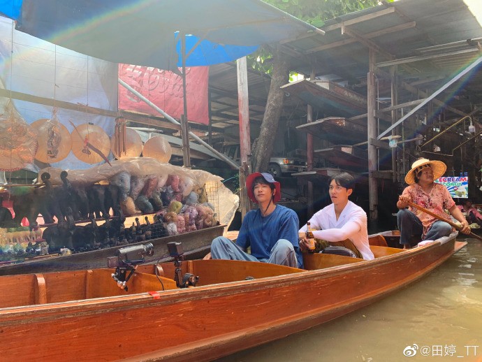 粉絲遊泰國時遇到劉以豪、李昇基在錄節目。（翻攝自微博）