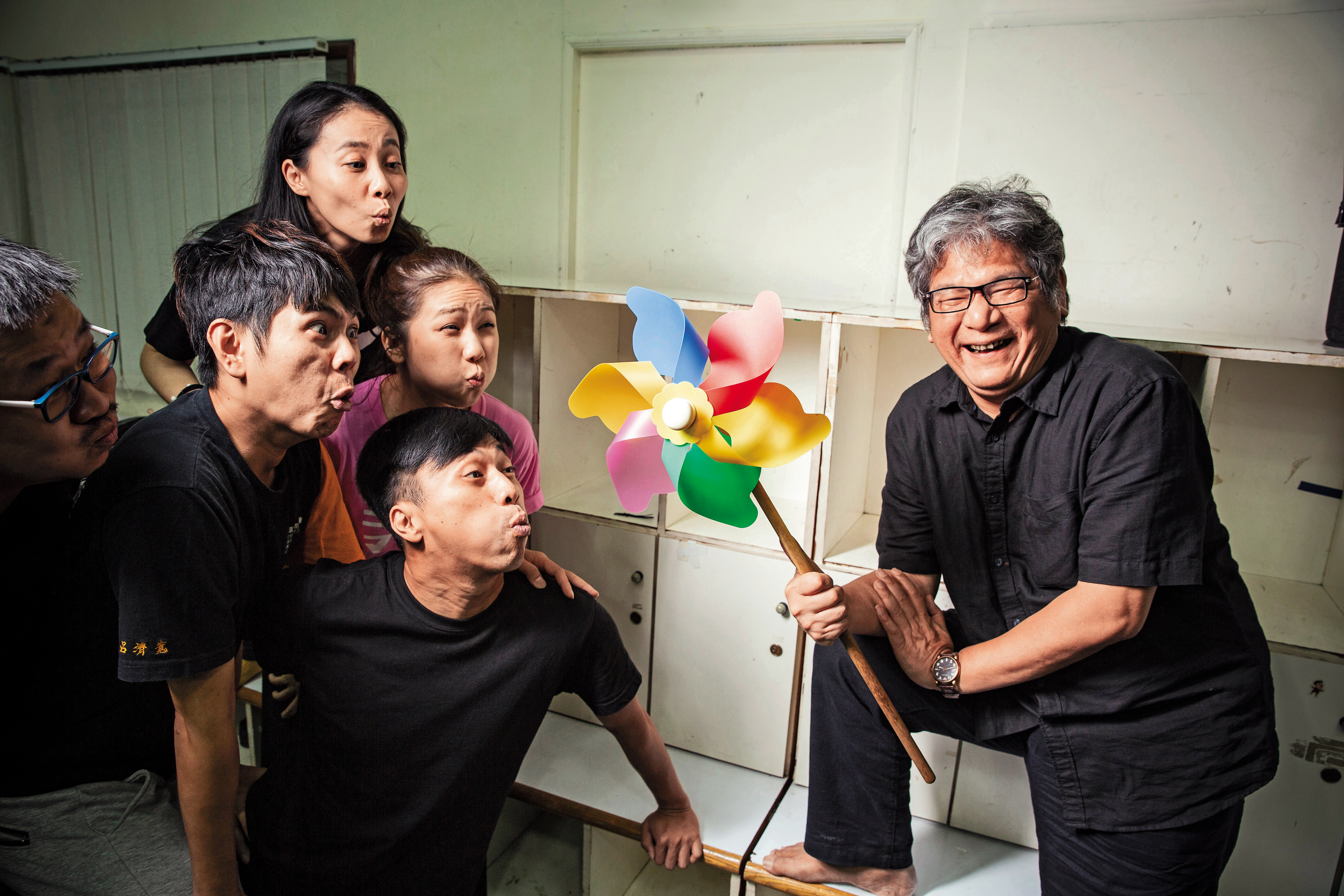 李永豐（右）和柯一正等人於1992年成立紙風車，之所以名為紙風車，是因為小朋友看到紙風車會很開心，創團精神也要學紙風車「有風就動；沒風自己動」。