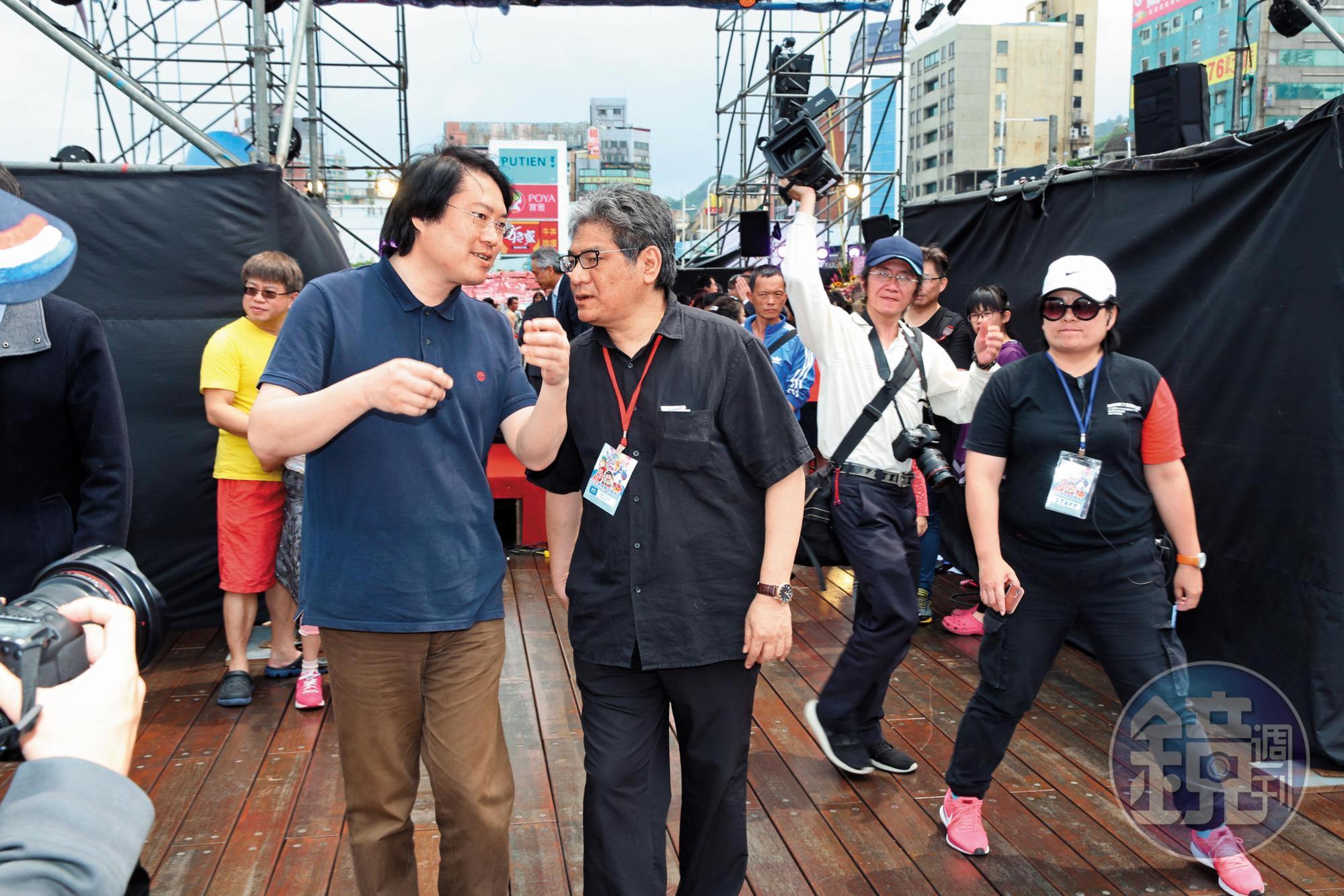 基隆市長林右昌（前左）與李永豐（前右）在基隆童話節開幕現場。李永豐說自己與綠營人士交好，但心中並無藍綠成見，故而在郝龍斌、胡自強當市長的時候，去台北與台中演出的次數都比其他城市還多。