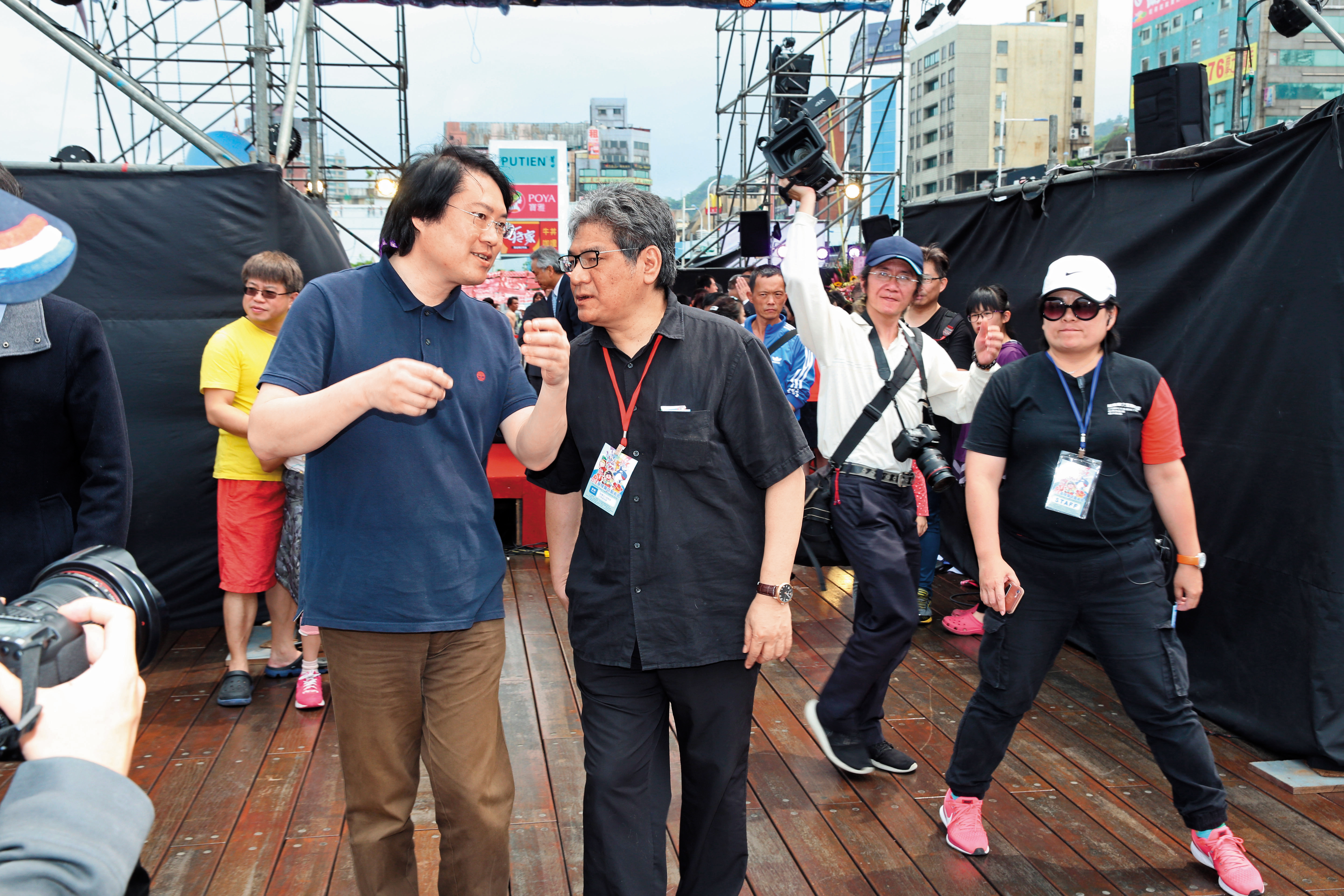 基隆市長林右昌（前左）與李永豐（前右）在基隆童話節開幕現場。李永豐說自己與綠營人士交好，但心中並無藍綠成見，故而在郝龍斌、胡自強當市長的時候，去台北與台中演出的次數都比其他城市還多。
