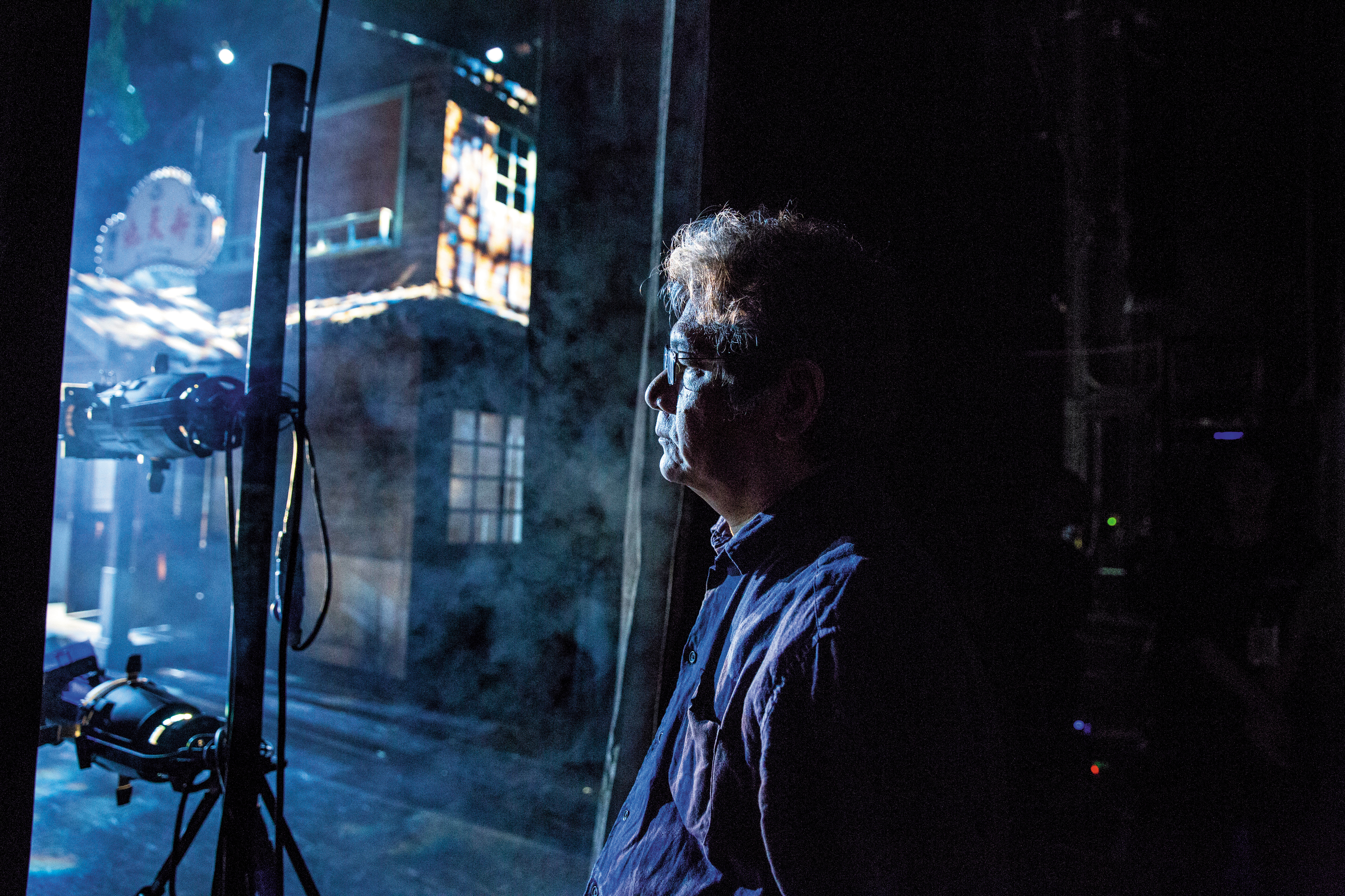 李永豐在《再會吧 北投》的後台準備登場謝幕。