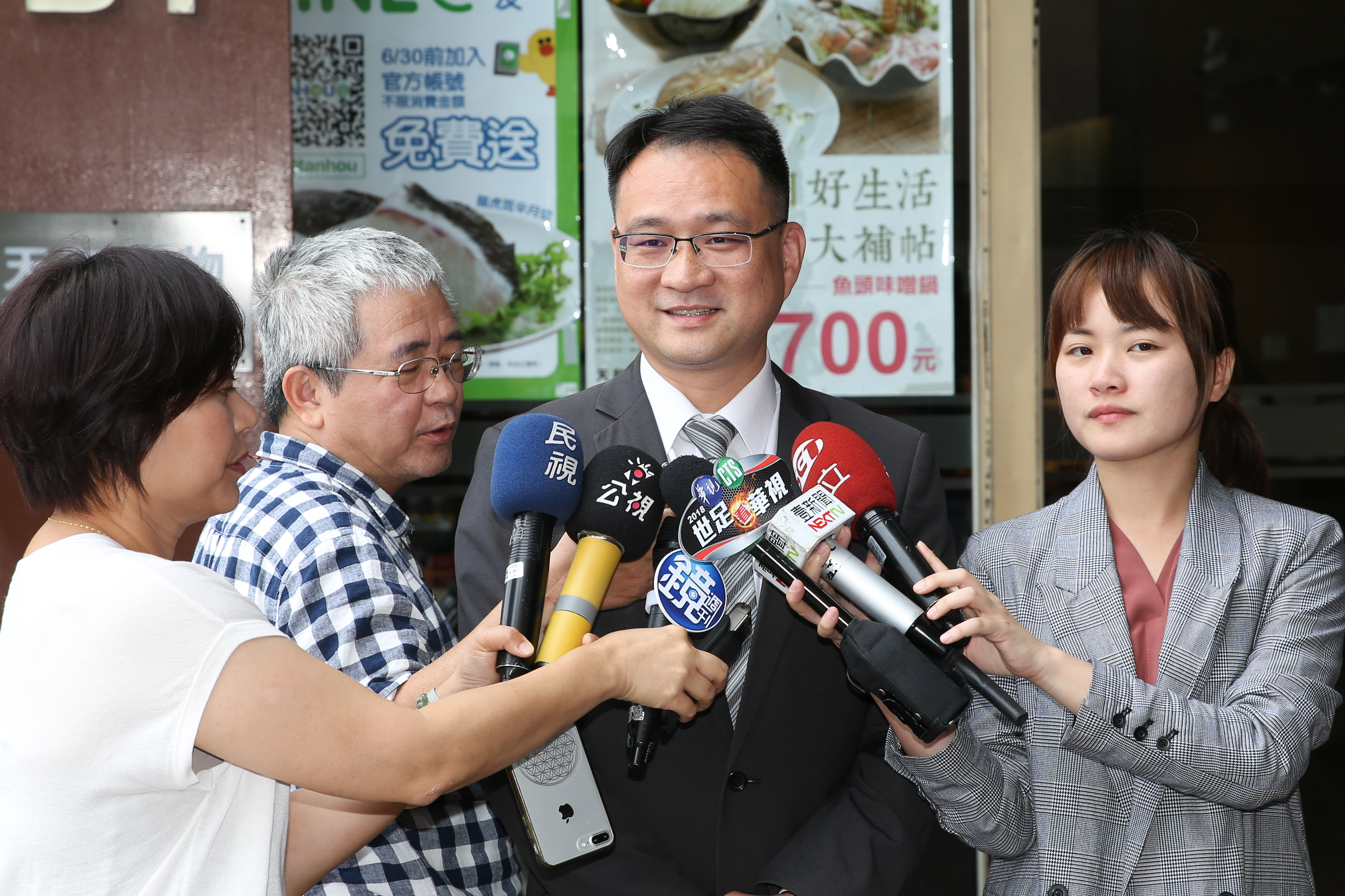 針對郭台銘今早透過發言人宣布退出國民黨，總統蔡英文競選連任辦公室發言人表示：「一個國民黨榮譽黨員說國民黨迂腐，格外諷刺。」