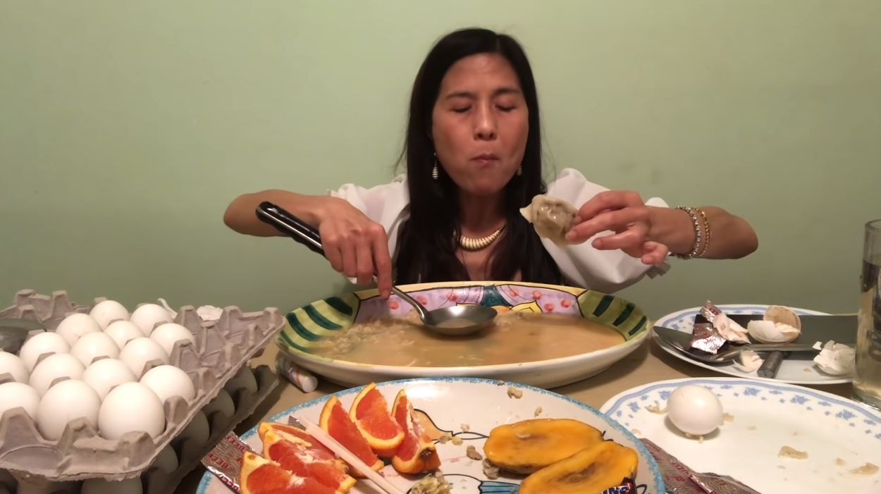 李蕙身材雖然嬌小，但擁有讓男性參賽者敬佩的大胃王實力。（翻攝自職業大胃王聯盟YouTube）
