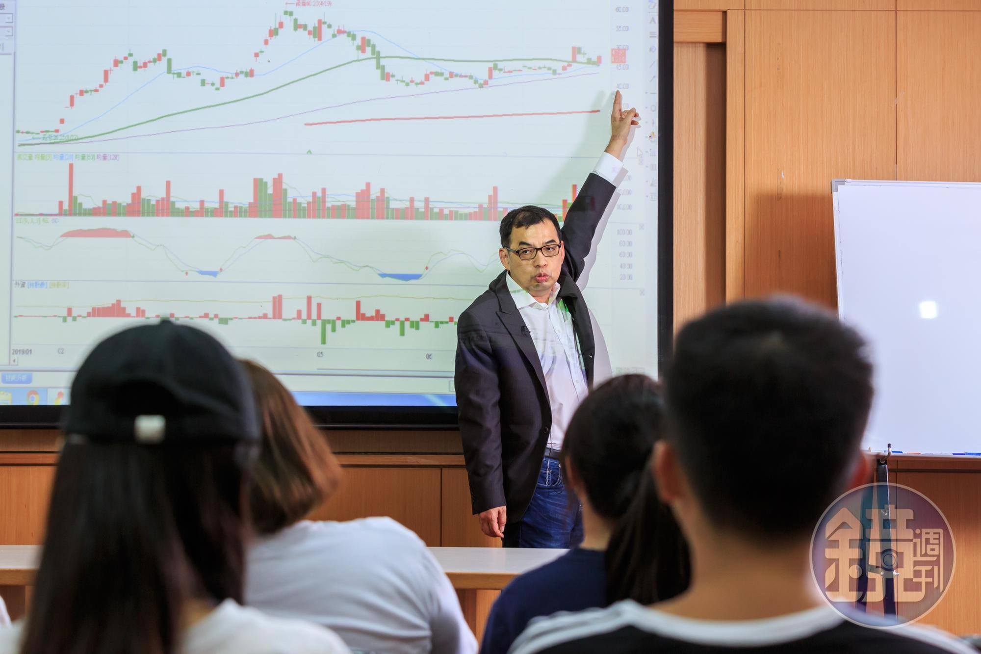 熱愛教書和投資的鄭廳宜，上課時和財金系學生一起看盤談投資，樂此不疲。