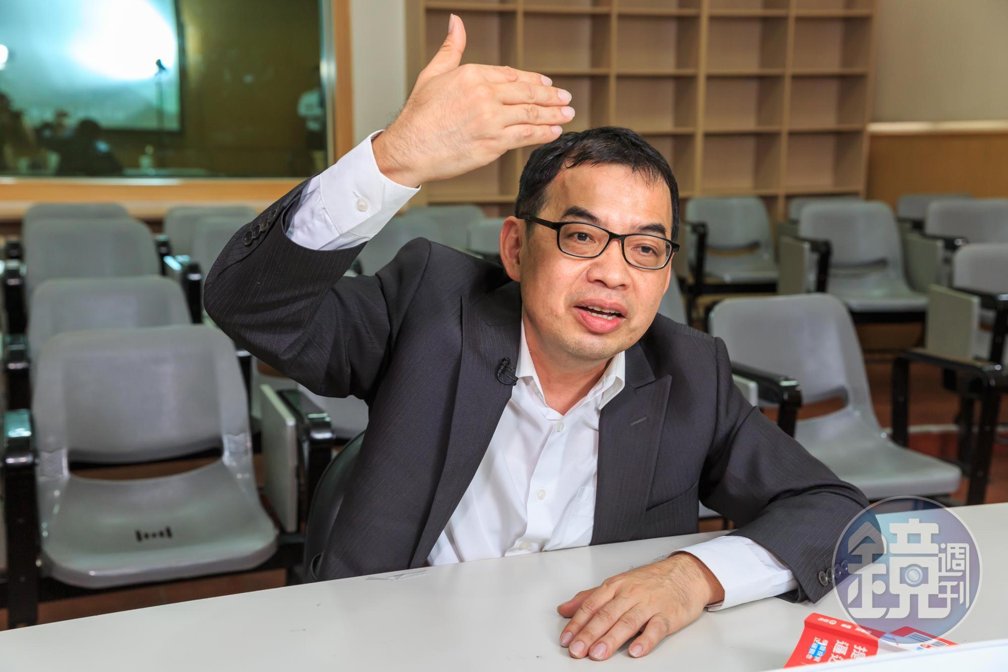 億元教授鄭廳宜曾因重押及擴大槓桿而賠光2千多萬元，打掉重練，才找出一套穩健投資術。