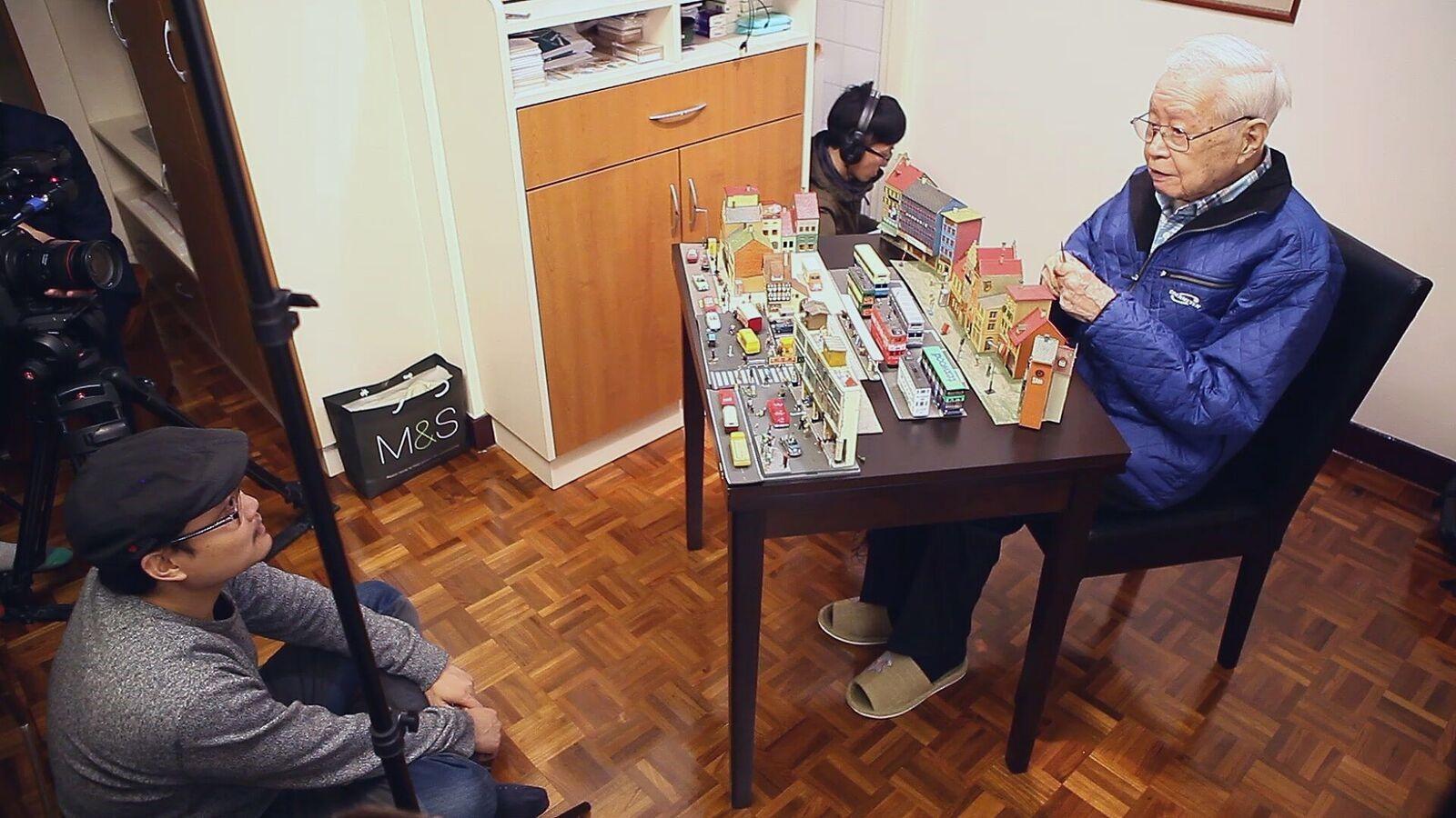 拍攝香港文學家紀錄片《劉以鬯：1918》時，黃勁輝（左）深入訪問劉以鬯（右）。（黃勁輝提供）