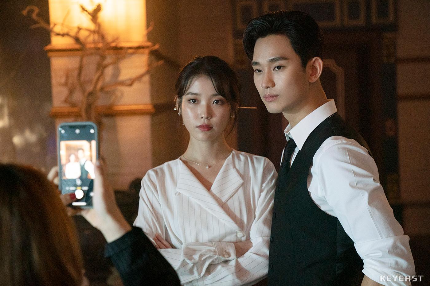 IU與金秀賢從2011年《Dream High》即結下好交情。（翻攝自keyeast Naver網站）