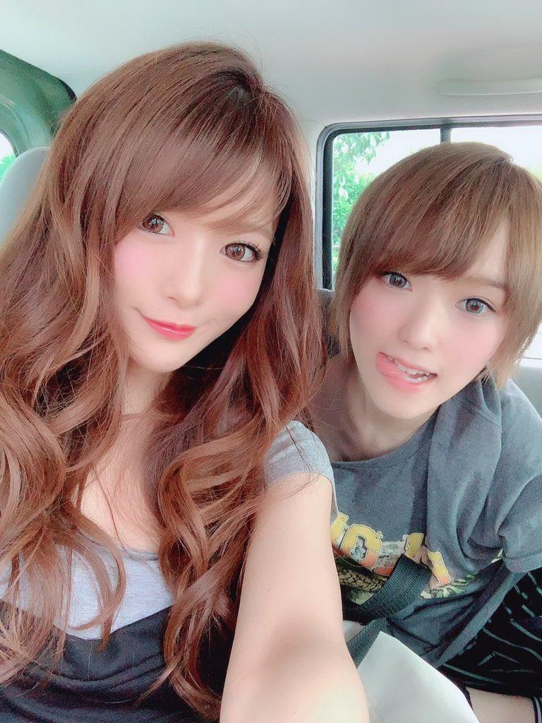 椎名空（右）是日本首位出櫃女優，她與相澤南（左）和高橋聖子、夏木安梨將來台參加10月的彩虹大遊行。（翻攝自日本Pierrot FB）