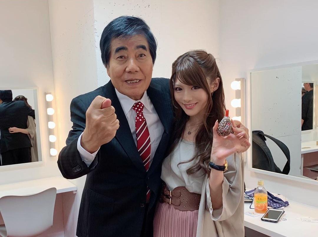 相澤南與正港「AV帝王」村西透相見歡，她向導演感謝邀請她演出《AV帝王》與3個月拍攝時的照顧。（翻攝自相澤南IG）