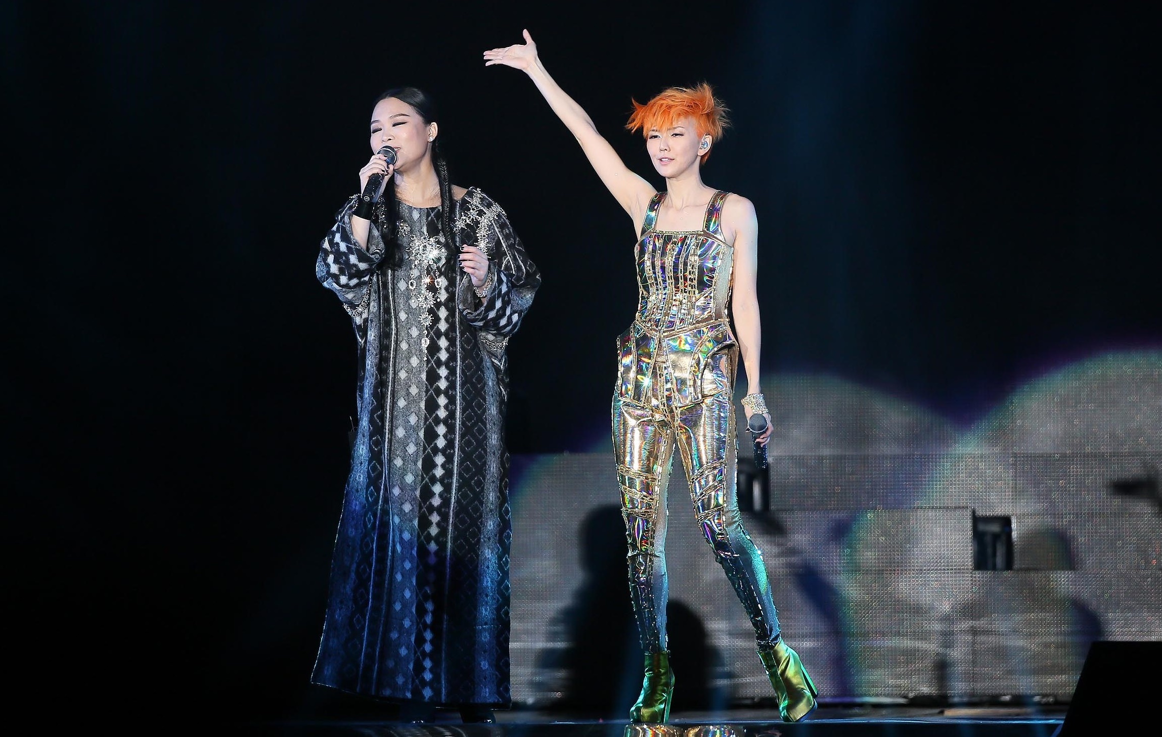 2014年孫燕姿的台北演唱會，請出許美靜（左）擔任嘉賓，這是她近年在台灣難得露面的演出。（東方IC）