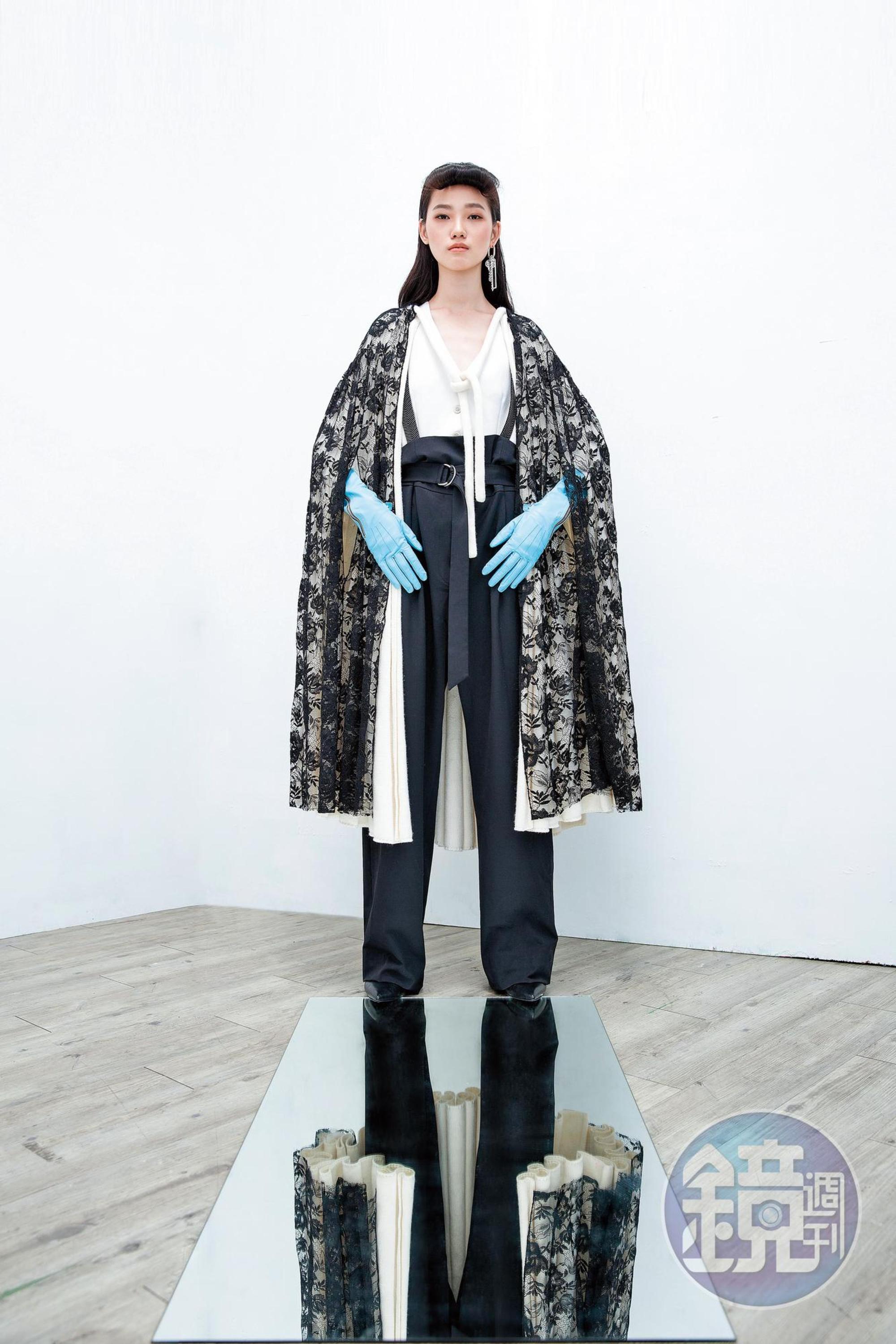 鑰匙耳環 NT$7,800 by Christian Dada／黑色蕾絲斗篷 價格店洽 by PRADA／白色針織喀什米爾斗篷外套 NT$148,000 by LOEWE／B.Cucinelli背心式復古墜地套裝 NT$162,000 by MINOSHIN／藍色皮革手套 價格店洽 by Christian Dada／ESTHER鬆緊束口短靴 NT$24,000 by 3.1