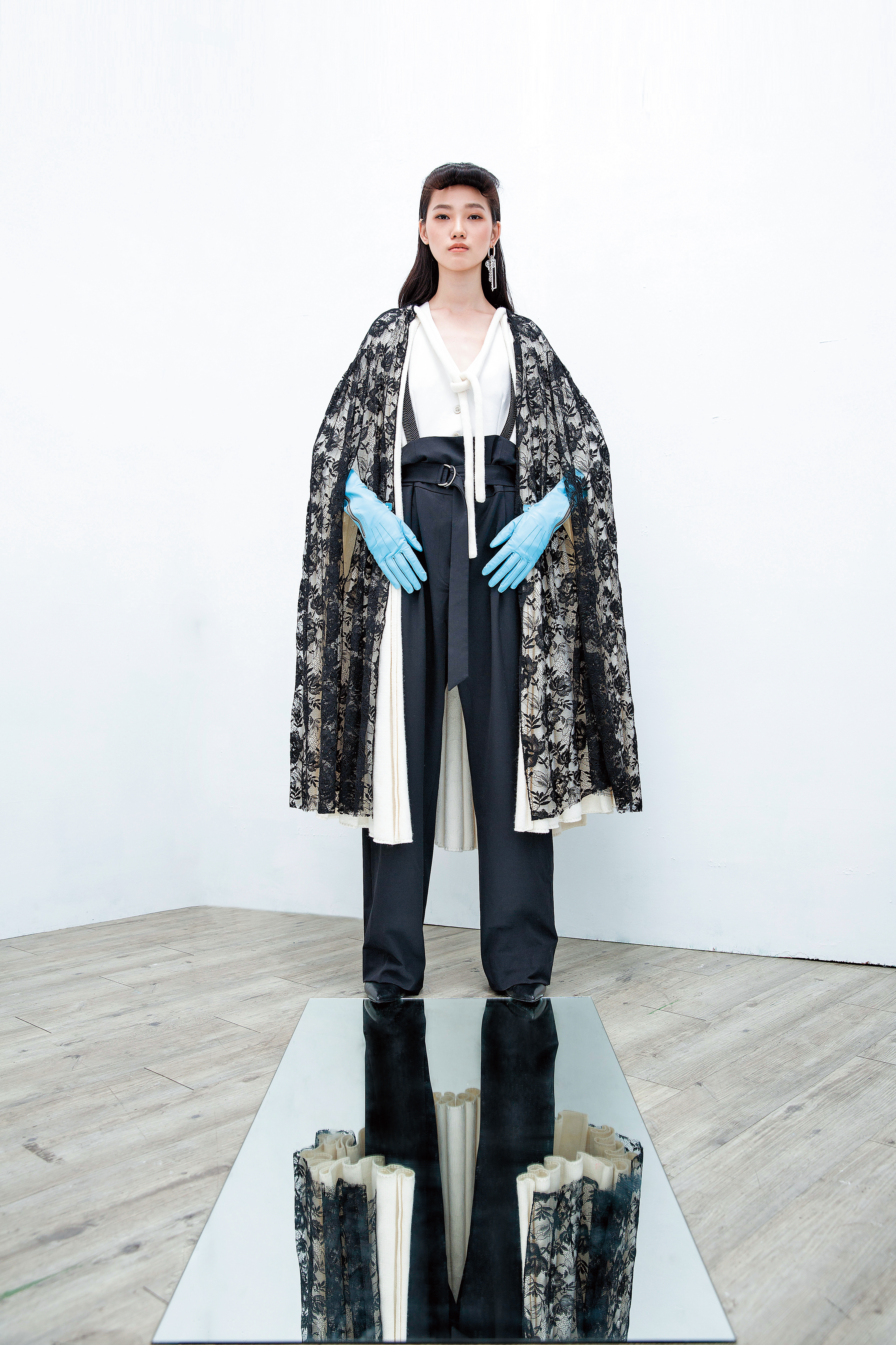 鑰匙耳環 NT$7,800 by Christian Dada／黑色蕾絲斗篷 價格店洽 by PRADA／白色針織喀什米爾斗篷外套 NT$148,000 by LOEWE／B.Cucinelli背心式復古墜地套裝 NT$162,000 by MINOSHIN／藍色皮革手套 價格店洽 by Christian Dada／ESTHER鬆緊束口短靴 NT$24,000 by 3.1