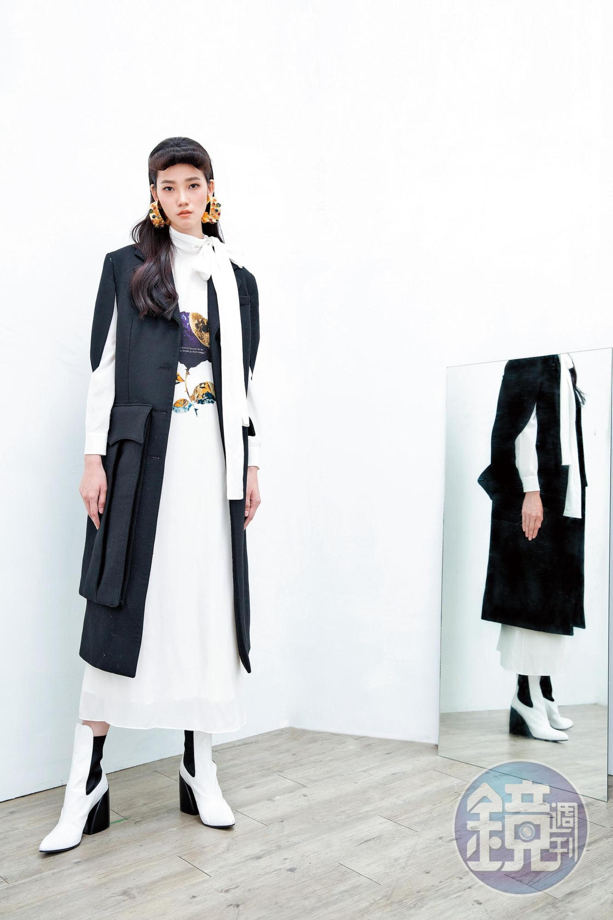 彩色凸圓玻璃金色耳環 NT$27,900 by GUCCI／黑色斗篷式大衣 價格店洽 by PRADA／玫瑰圖騰絲質洋裝 NT$124,000 by VALENTINO／白色短靴 NT$34,500 by Chloé