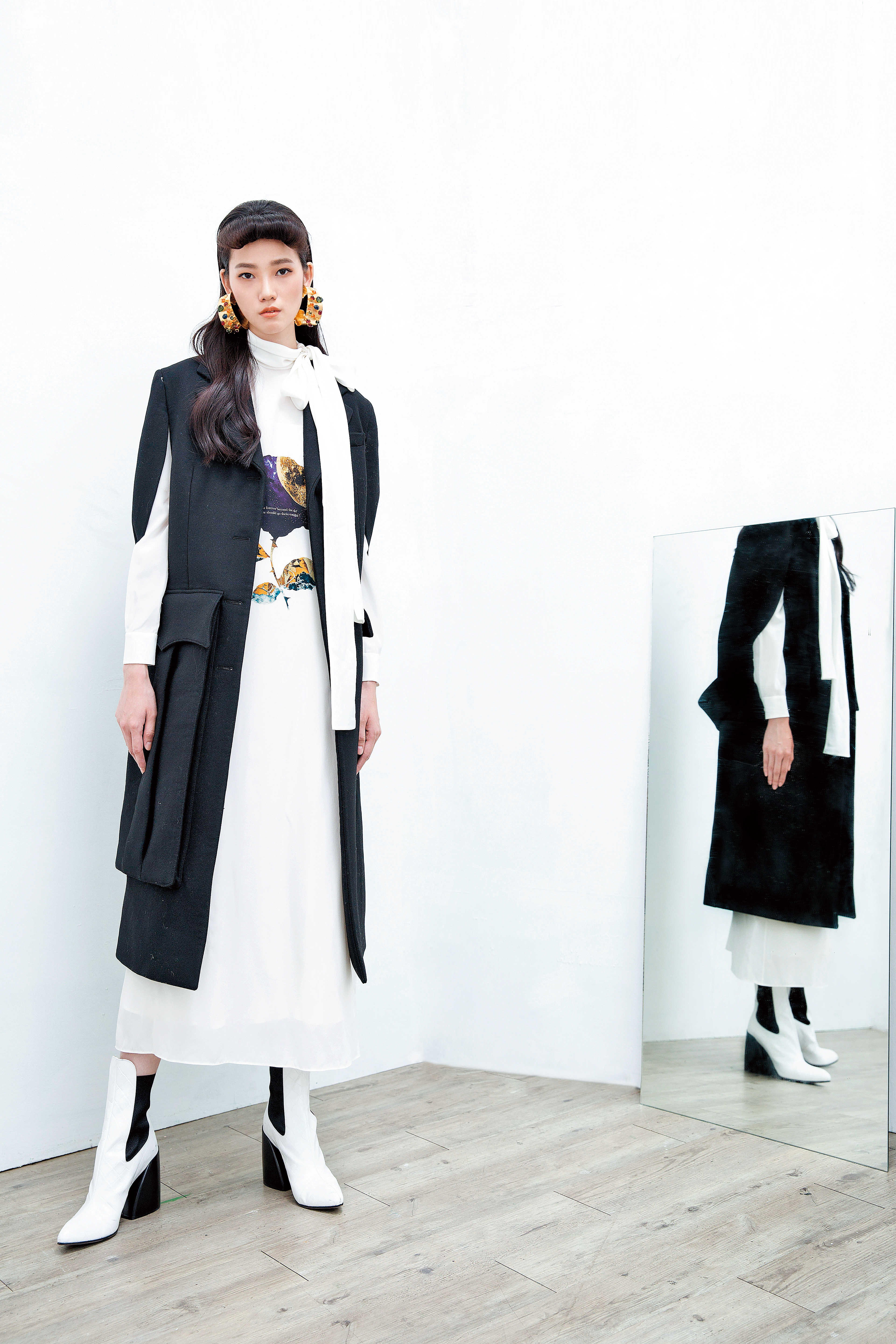 彩色凸圓玻璃金色耳環 NT$27,900 by GUCCI／黑色斗篷式大衣 價格店洽 by PRADA／玫瑰圖騰絲質洋裝 NT$124,000 by VALENTINO／白色短靴 NT$34,500 by Chloé