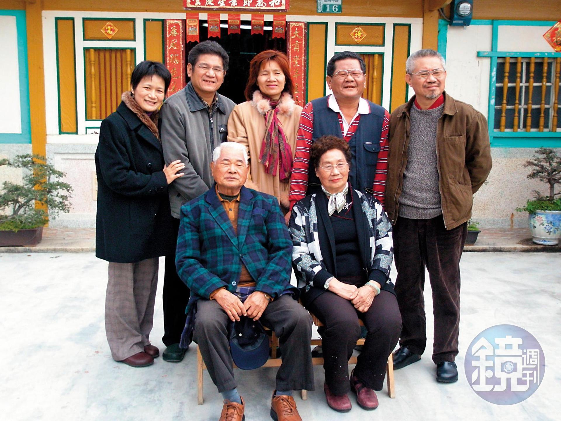 李永豐與父母、大哥、二哥、小妹全家福,雙親與2位兄長皆已不在,他對人生充滿感慨。(李永豐提供)