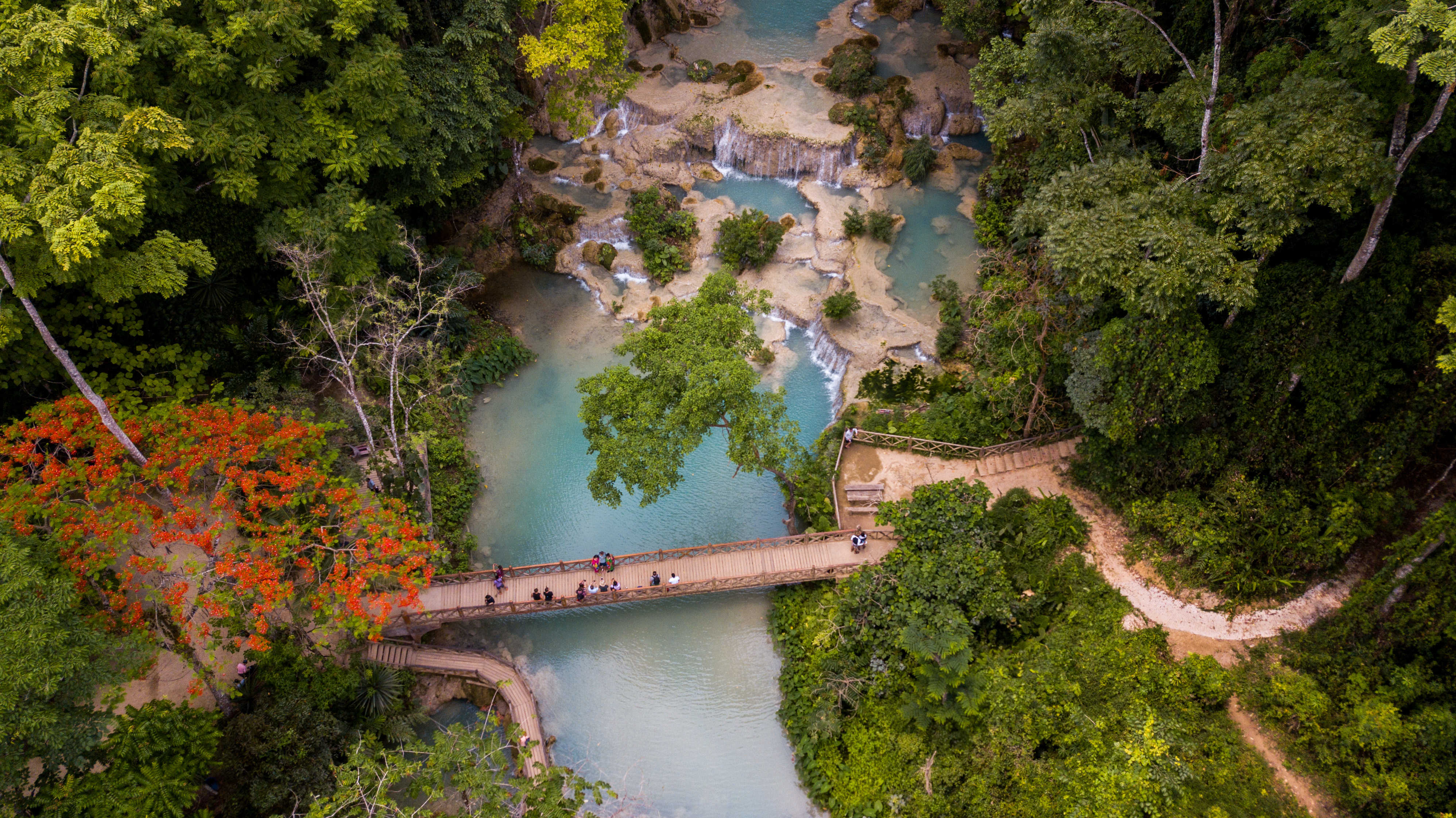 空中看「關西瀑布」，顏色青藍色，非常夢幻。