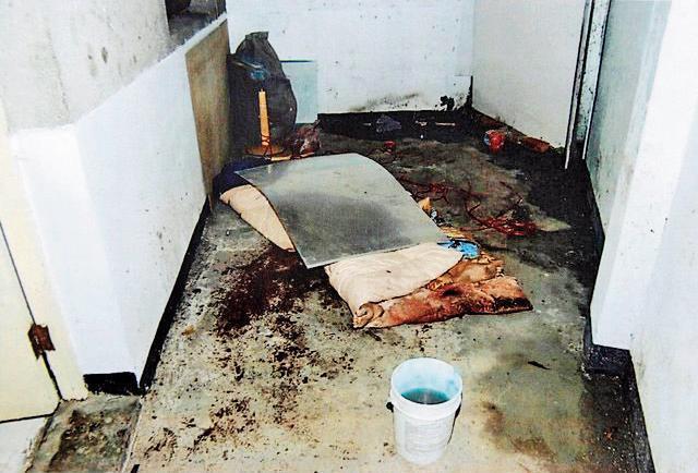 陳昆明殺害林姓少婦後,用棉被包裹屍體,再以鋁板覆蓋。(翻攝畫面)
