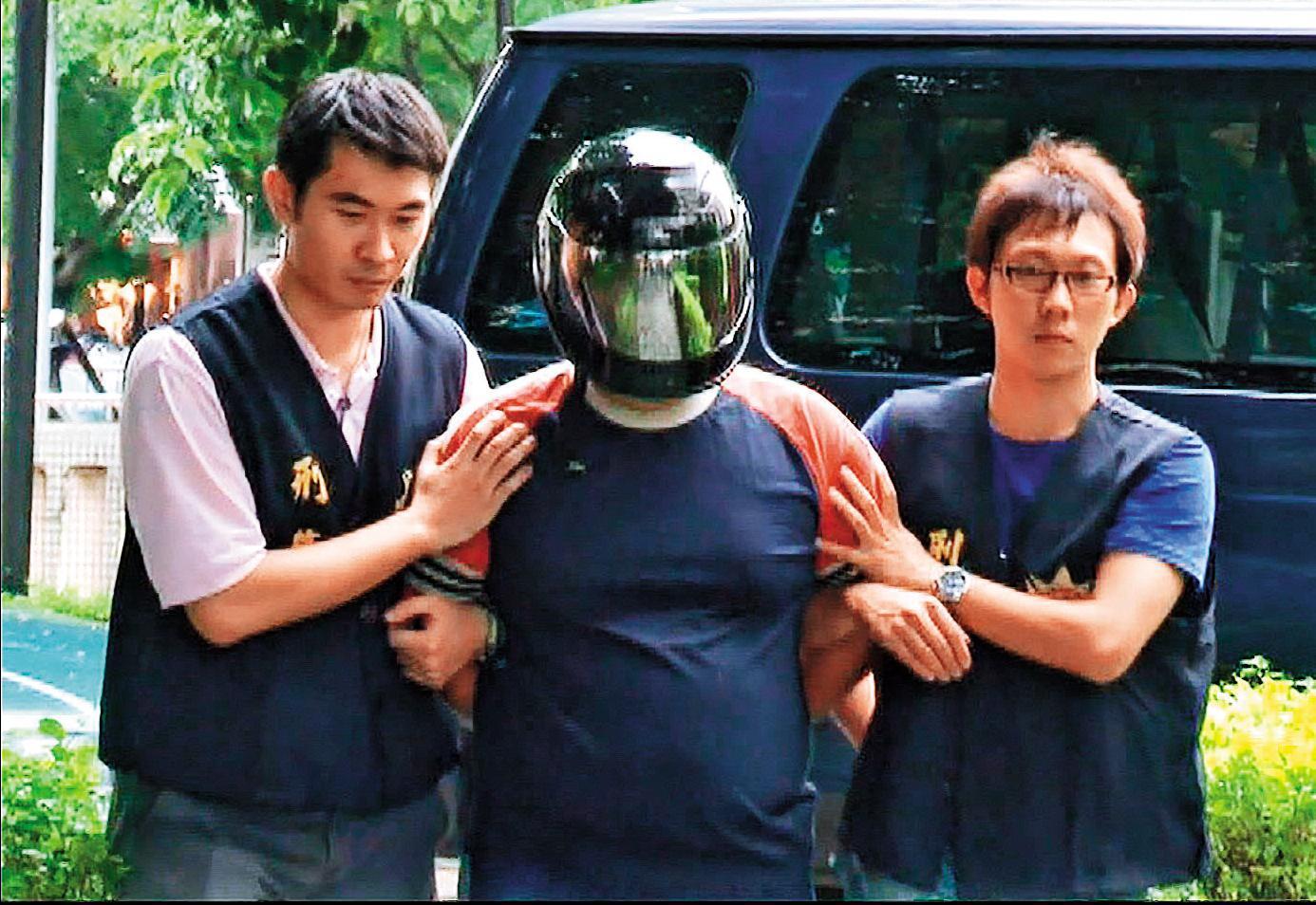 陳昆明（中）出獄隔年設局打死林姓少婦，再度被警方逮捕。（東森新聞提供）
