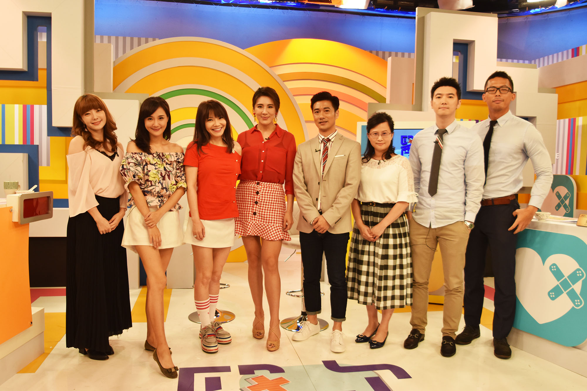 人妻何妤玟、楊羽霓上緯來《醫次搞定》，透露「房事性福」搞不定。（緯來提供）