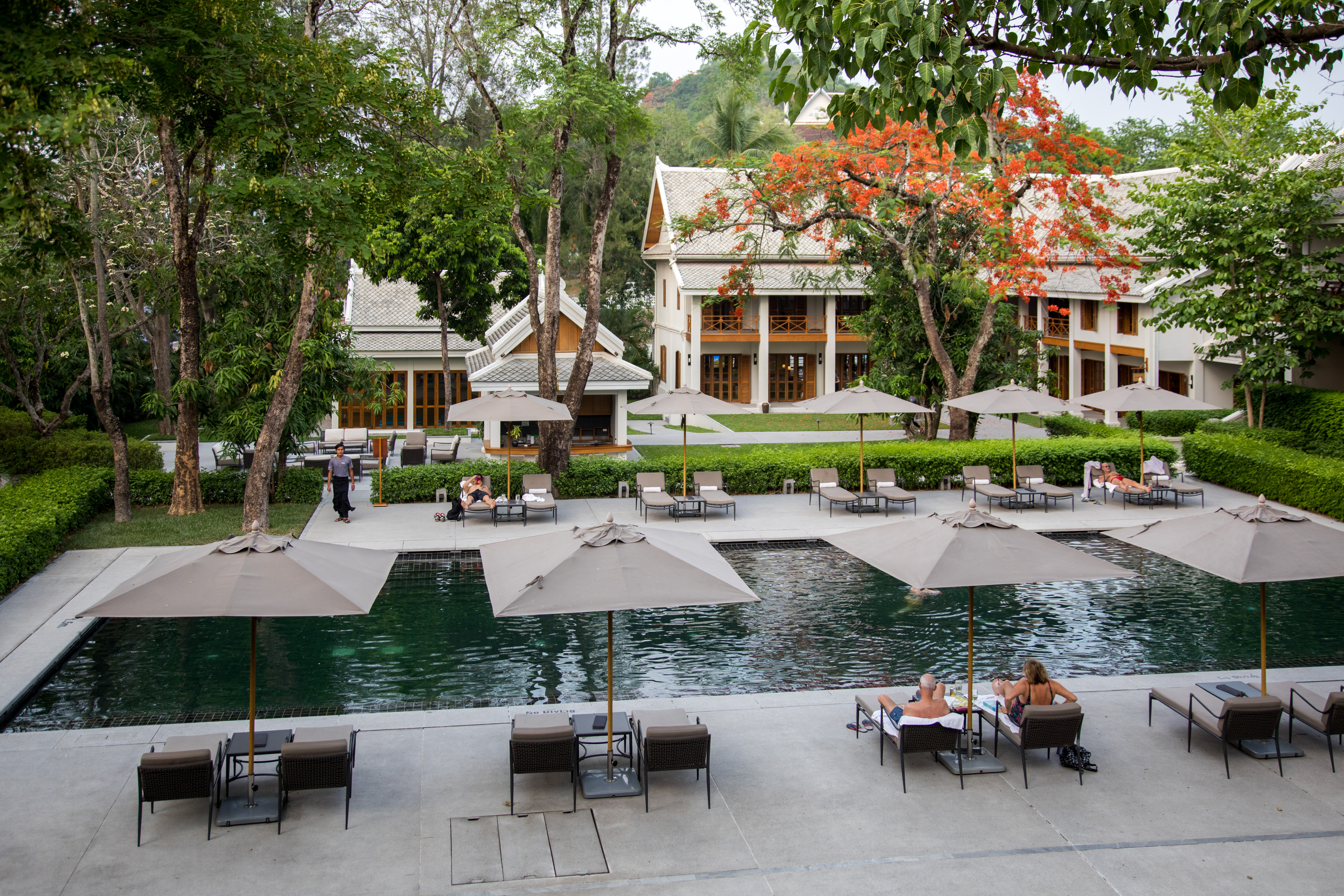 飯店建築圍繞泳池，龍坡邦白天時間很熱，許多旅客就待在泳池畔，傍晚才會出門。