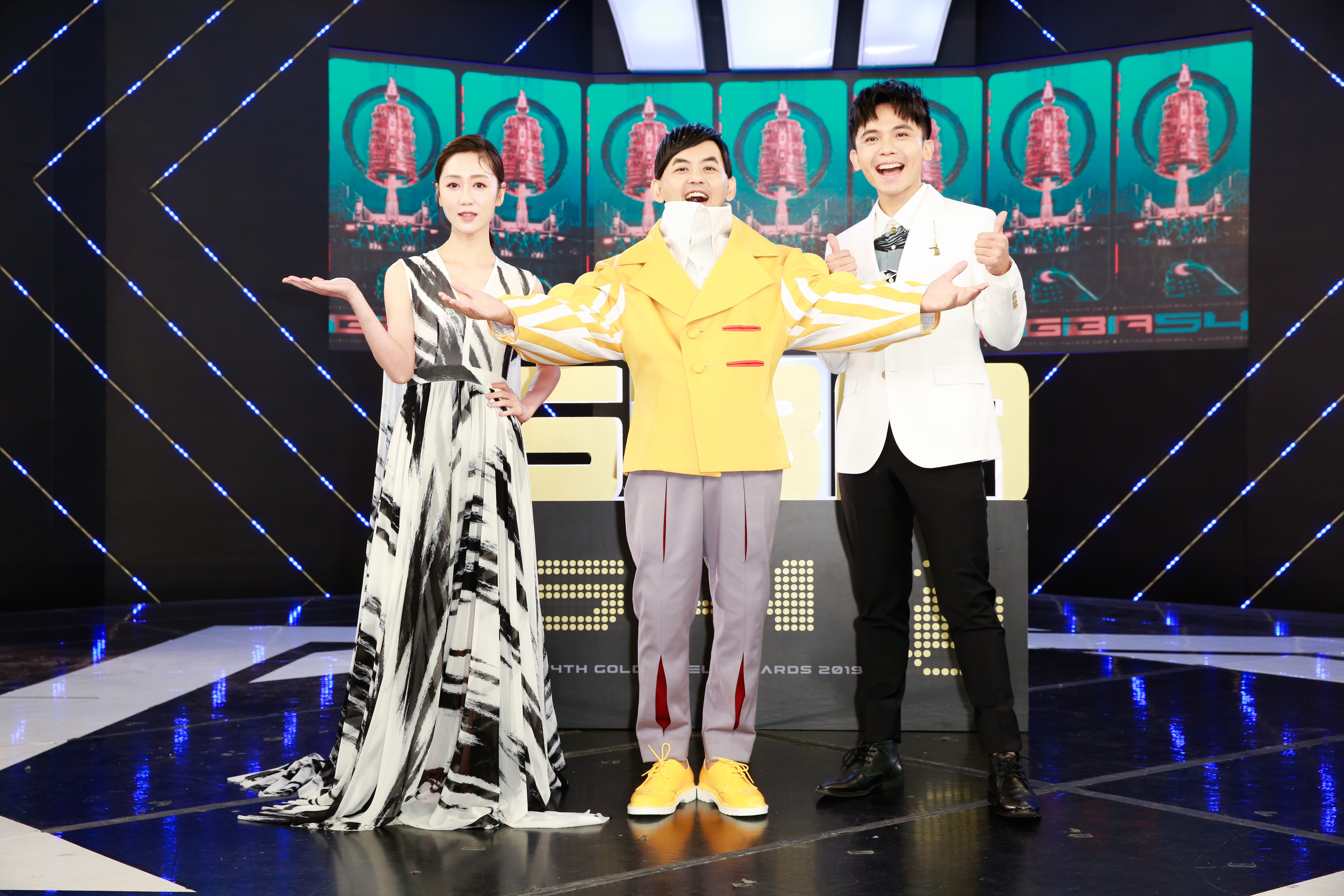 第54屆電視金鐘獎將由黃子佼（中）主持頒獎典禮，黃豪平（右）、瑪麗（左）則擔任星光大道主持。