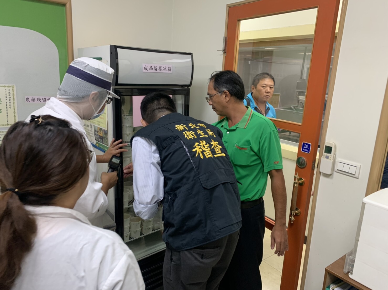 新北市3所國、高中驚傳學生食物中毒，衛生局即前往2家供應商進行稽查，並採取檢體化驗。（翻攝畫面）