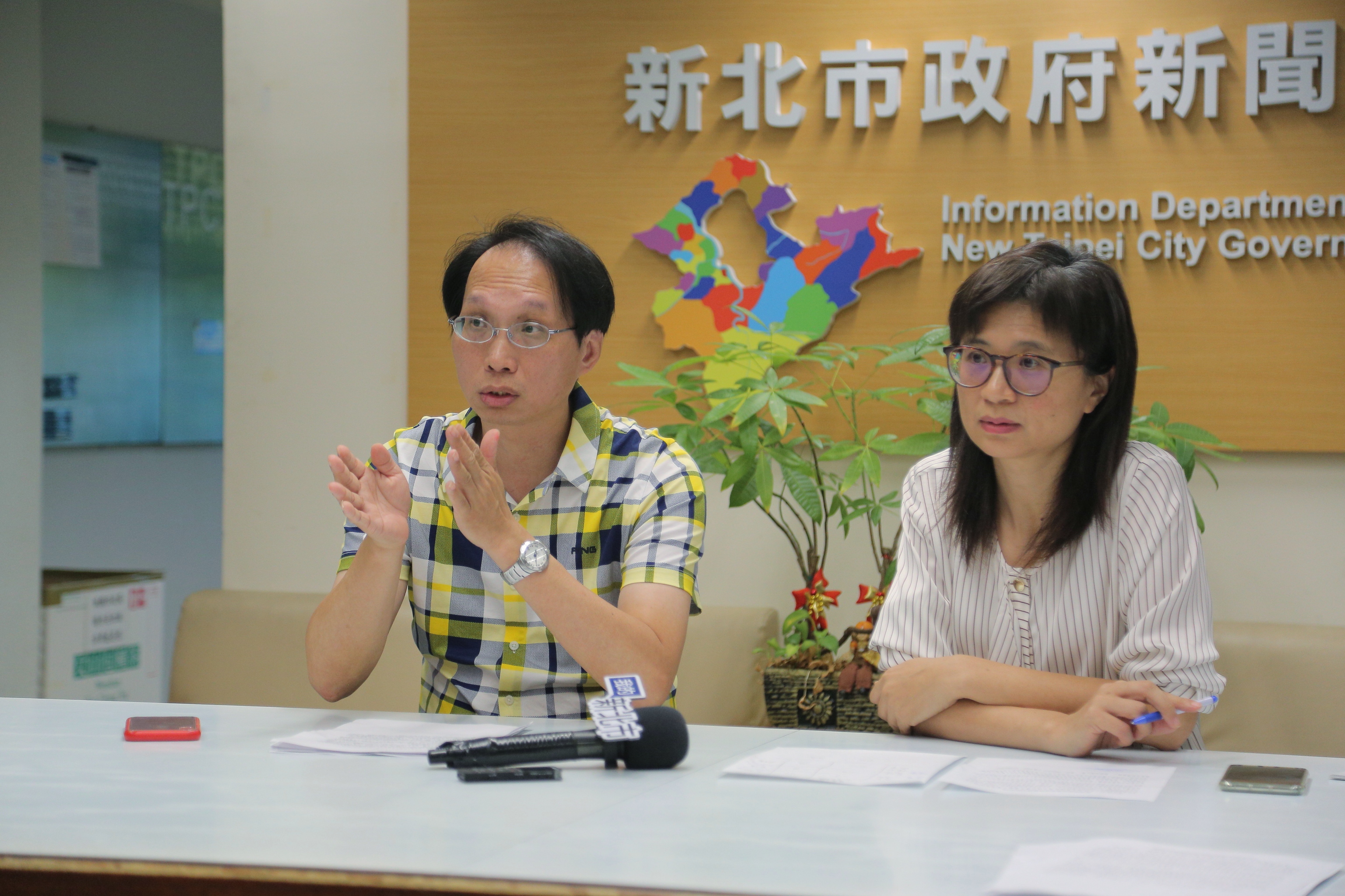 新北市教育副局長黃靜怡和衛生局副局長許朝程聯合對外說明學生食物中毒處置情況。（翻攝畫面）