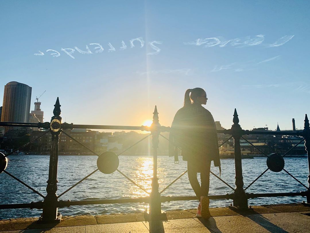 昆凌在IG上貼出美照，上面的天空寫著「never surrender.（永不言棄）」。（翻攝自昆凌IG）