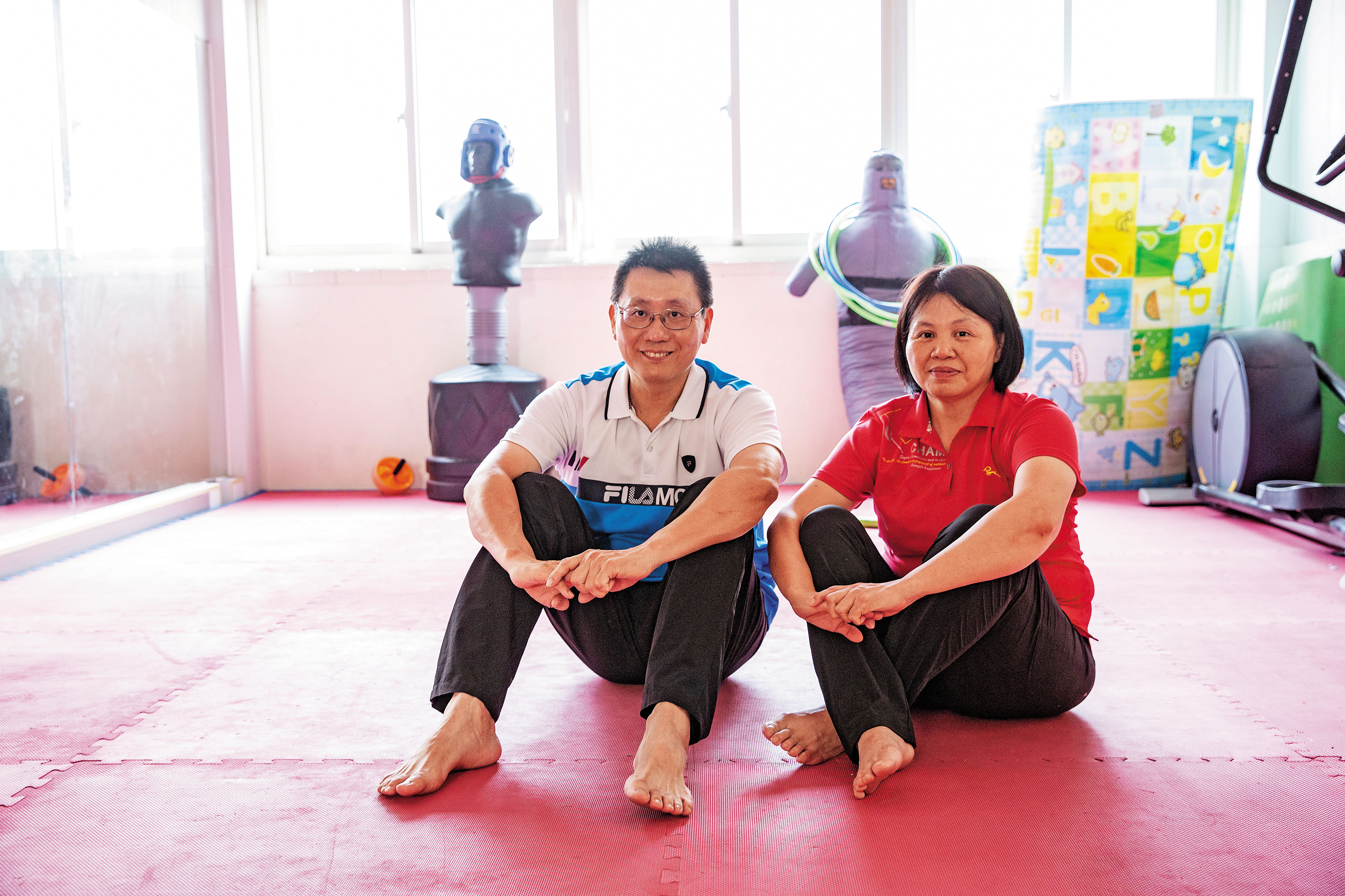 921震災後，教練廖德蘭（右）和黃泰吉（左）自台中遷居南投，20年來與學生們同吃同住，生活簡樸。