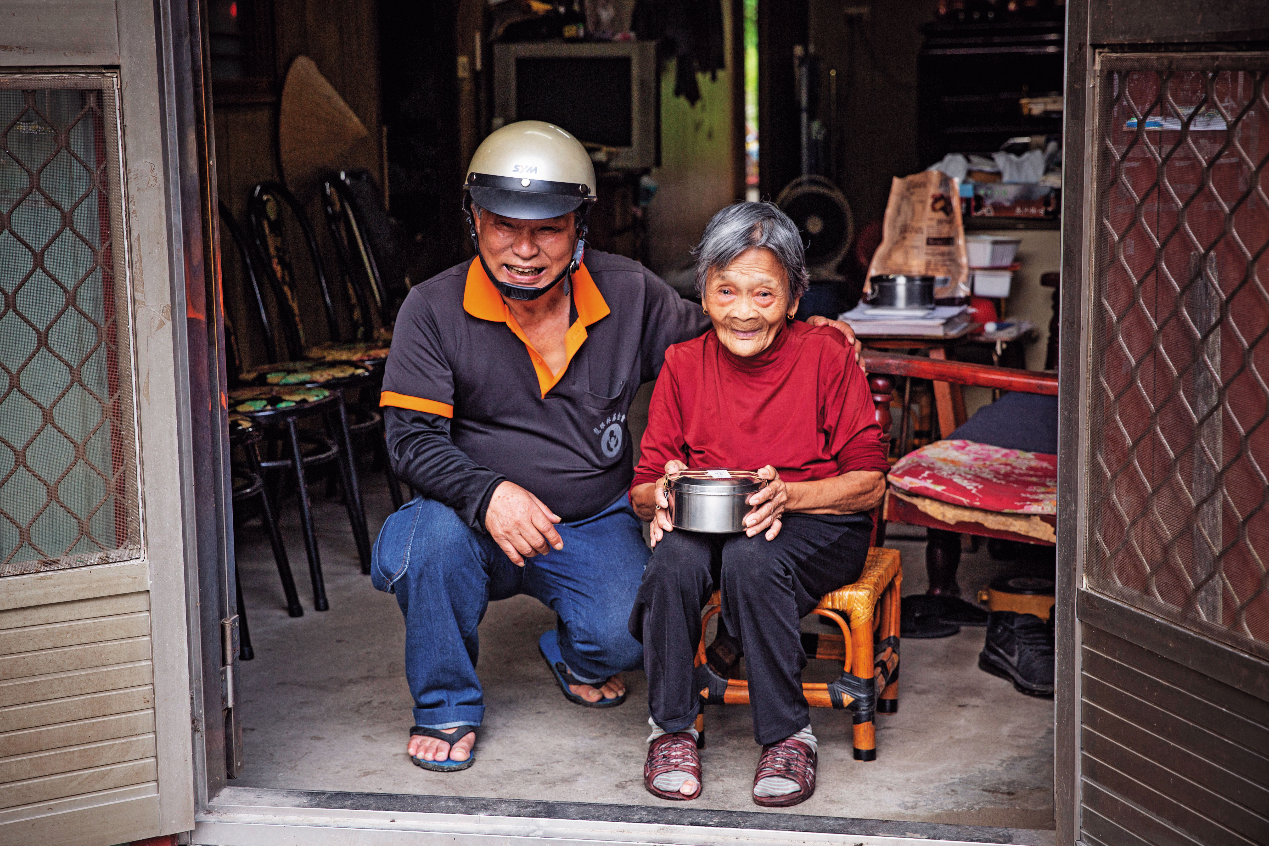 中寮鄉龍安村前村長廖振益（左），20年來推動老人送餐，範圍遍及中寮鄉各村，如今每餐須準備100多份，「送餐順便看看老人家狀況，緊急時可以馬上處理。」