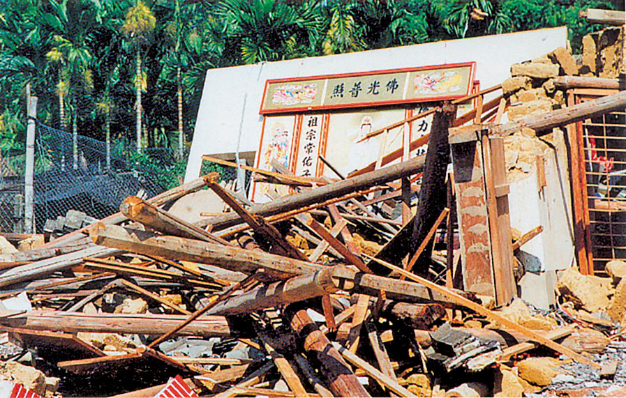 中寮鄉可說全台最窮的平地鄉鎮之一，921地震造成嚴重打擊，房屋全倒、半倒戶數占全鄉82.6%，死亡人數178人，傷亡比例亦是全台第一。（龍眼林福利協會提供）