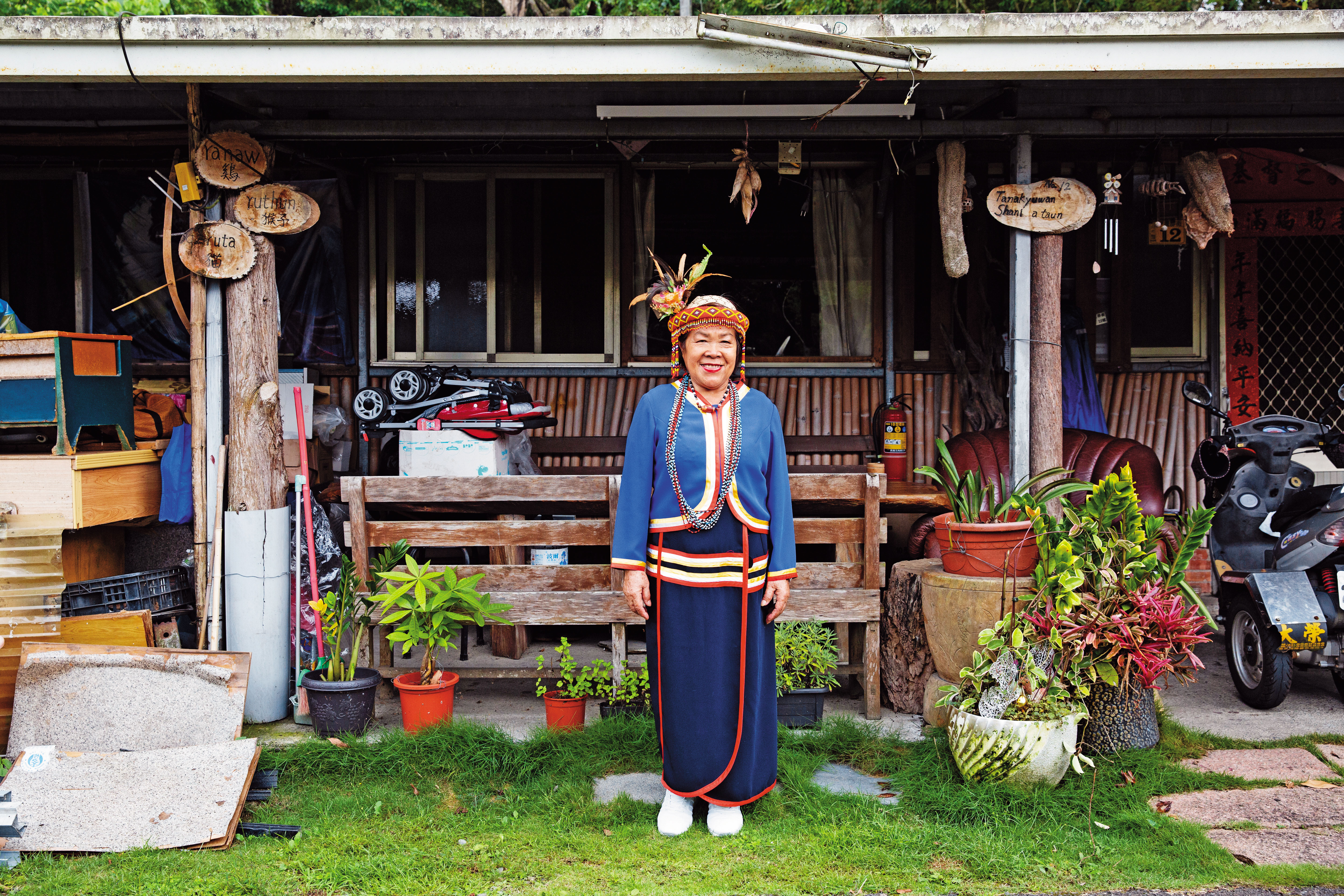 陳朱育秀背後是她自家的組合屋，帶有邵族傳統屋舍特色。