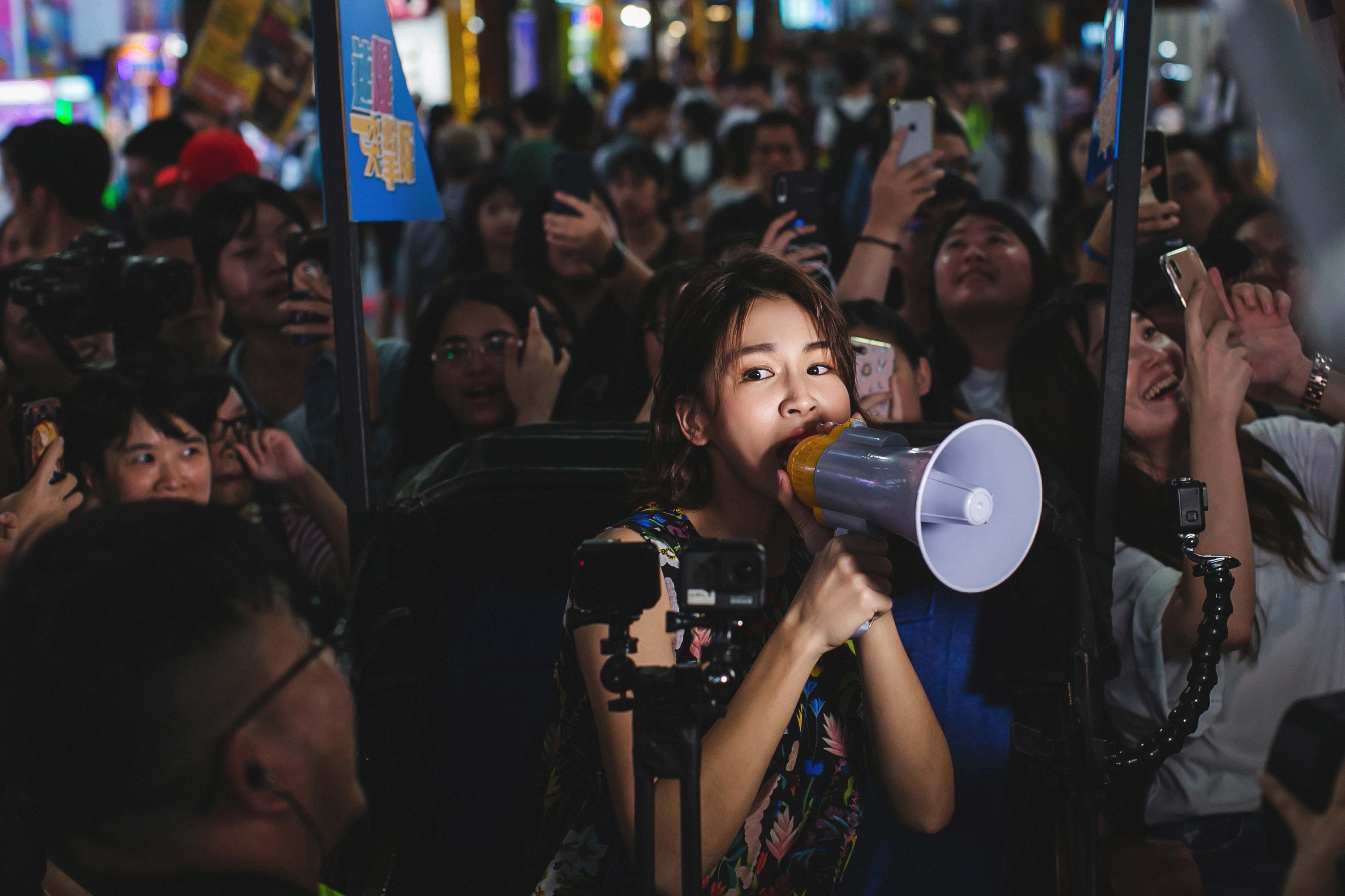 曾沛慈在西門町錄製 KKBOX 《速爆突擊隊》節目時，拿起大聲公搞笑自我介紹。（KKBOX提供）