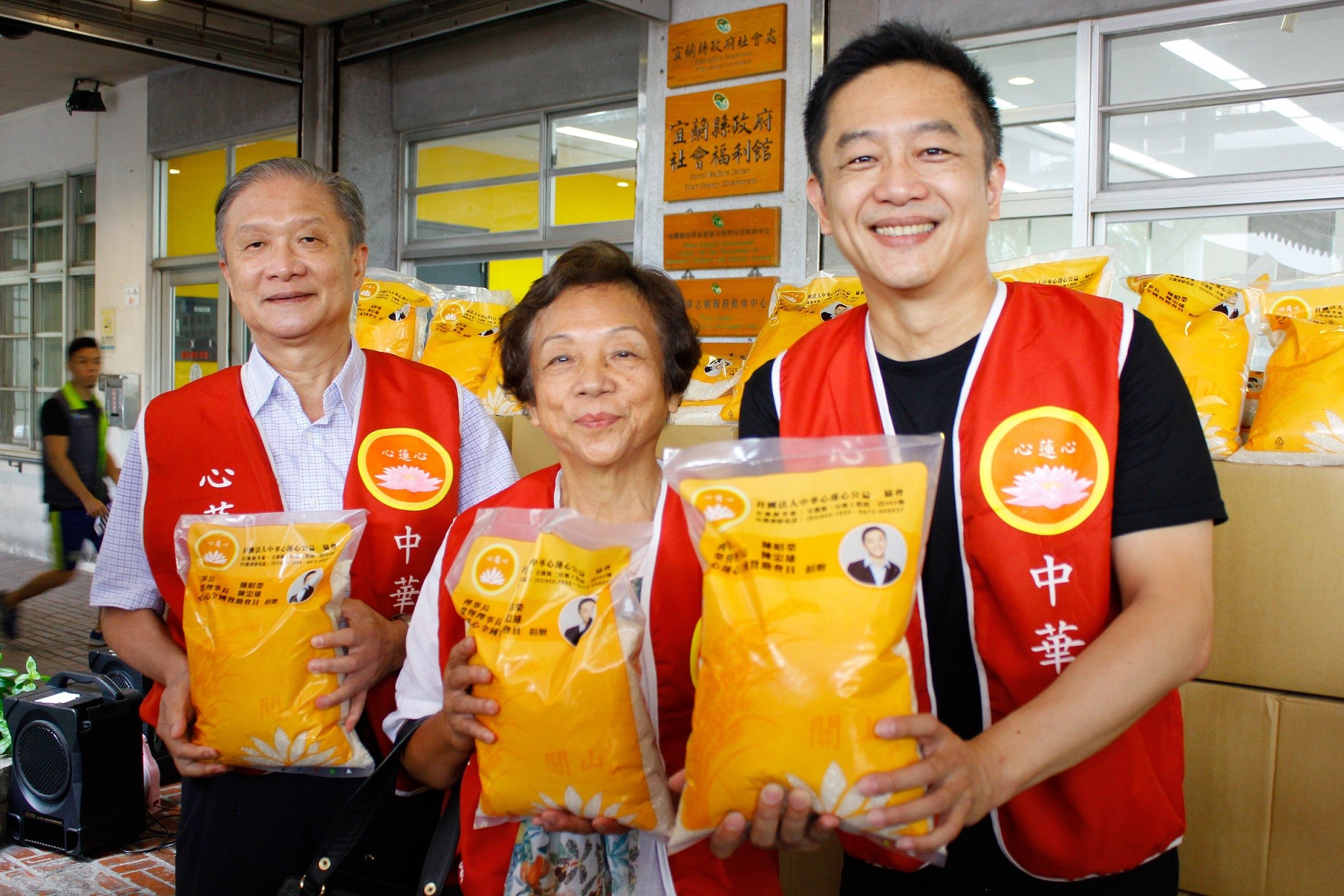 陳昭榮（右）帶著媽媽（中）與家族成員一起做公益。（中華心蓮心公益協會提供）