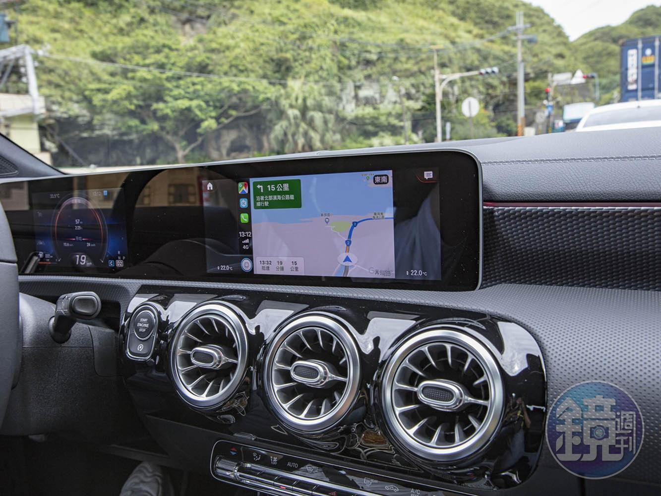 12.3吋的螢幕支援Apple Carplay等功能。
