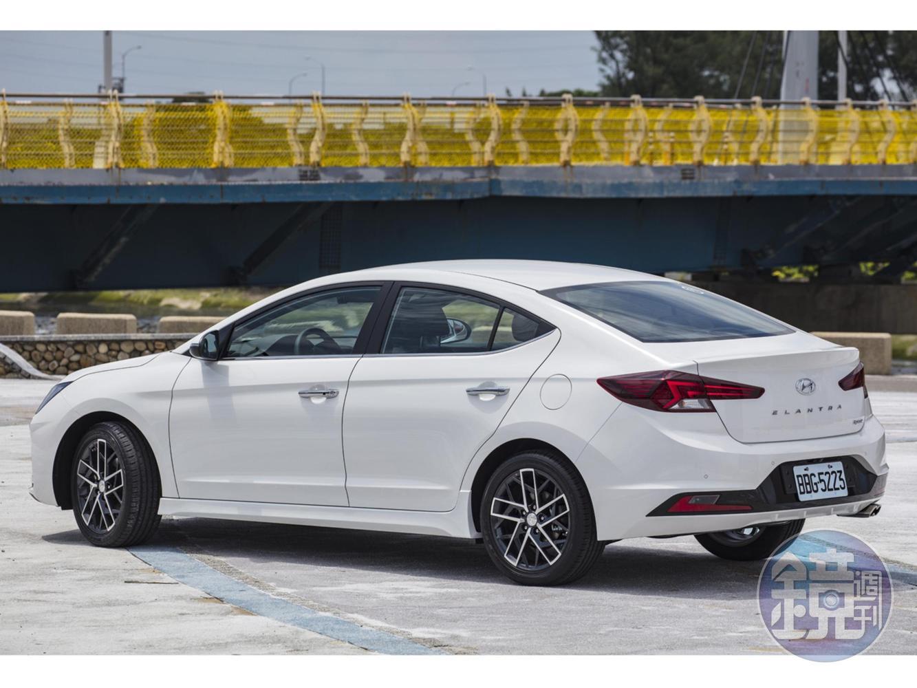 說到HYUNDAI Elantra，她可能會是少數開在馬路上會讓不少人「回頭一望」的風格美車。