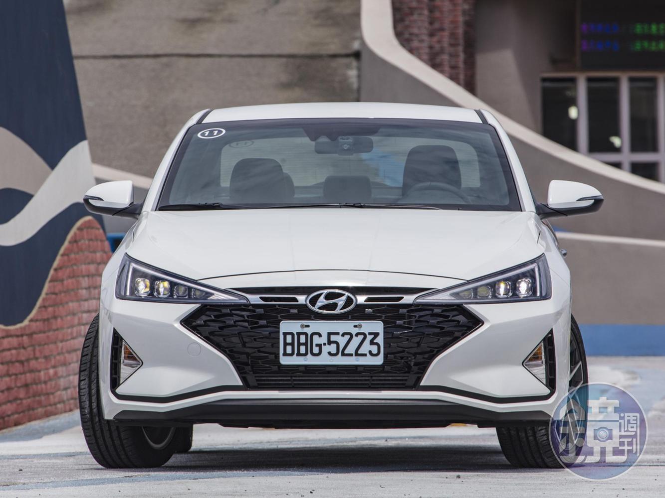 轎跑車系最強烈識別的「Intense Glide」前掠式跑格，營造出宛如戰機低空俯衝的速度張力。