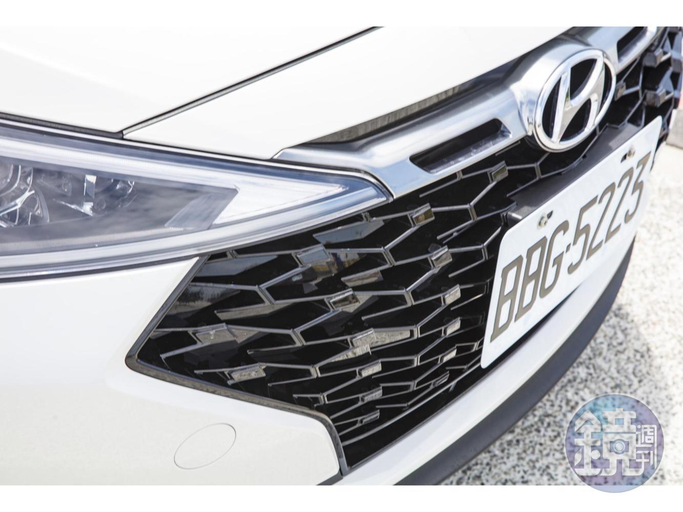 Elantra Sport專屬黑色六角蜂巢狀水箱罩。