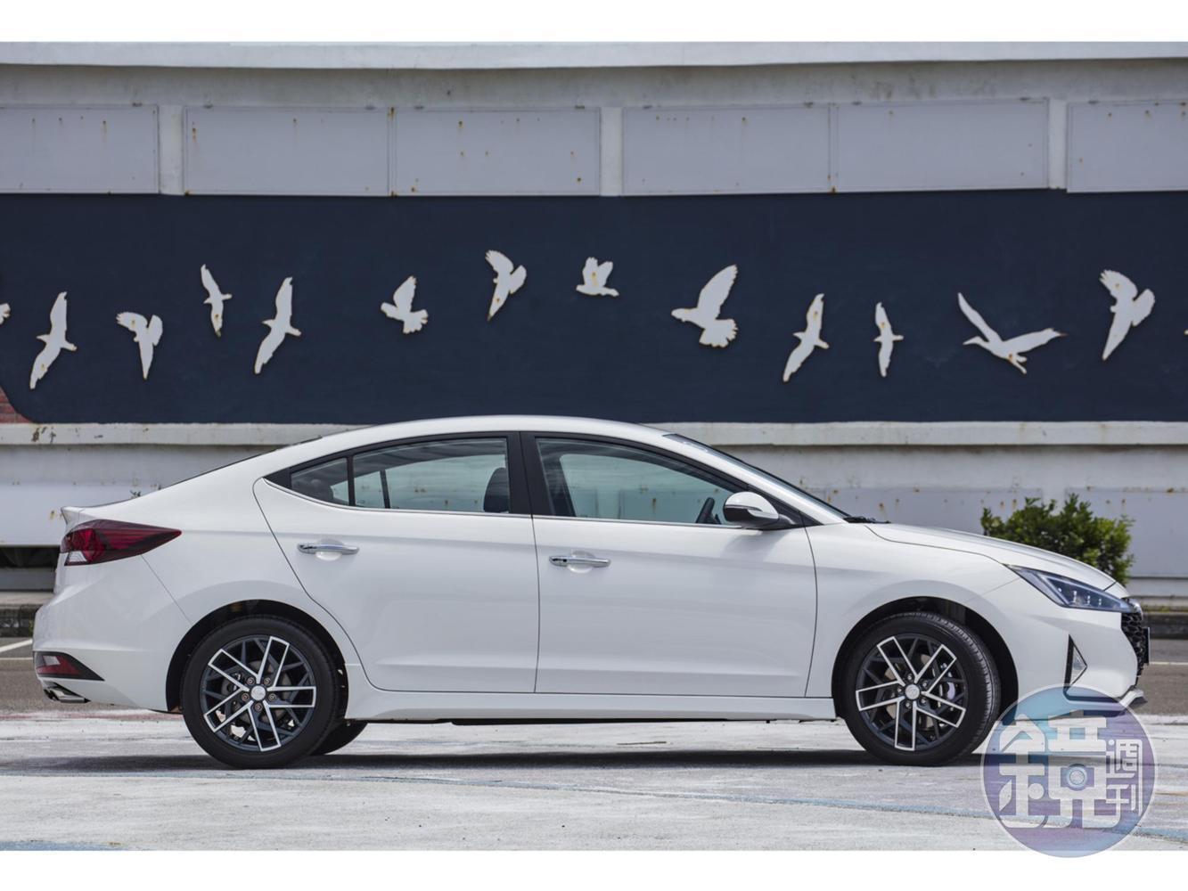 車側線條源自HYUNDAI概念轎跑Le Fil Rouge Concept的基礎，且車長尺碼略增加50mm，造就向後飛掠的車身腰線，搭配飽滿的C柱弧線與短俏車尾。