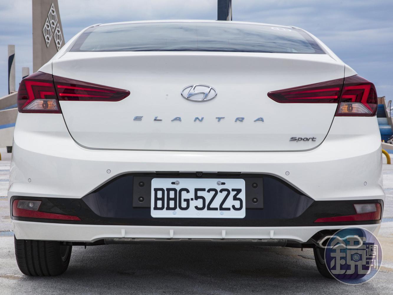 車尾特寫，可以看到Elantra 徽飾移至尾門正中央，同時尾廂門的開關也隱藏在Logo之中。